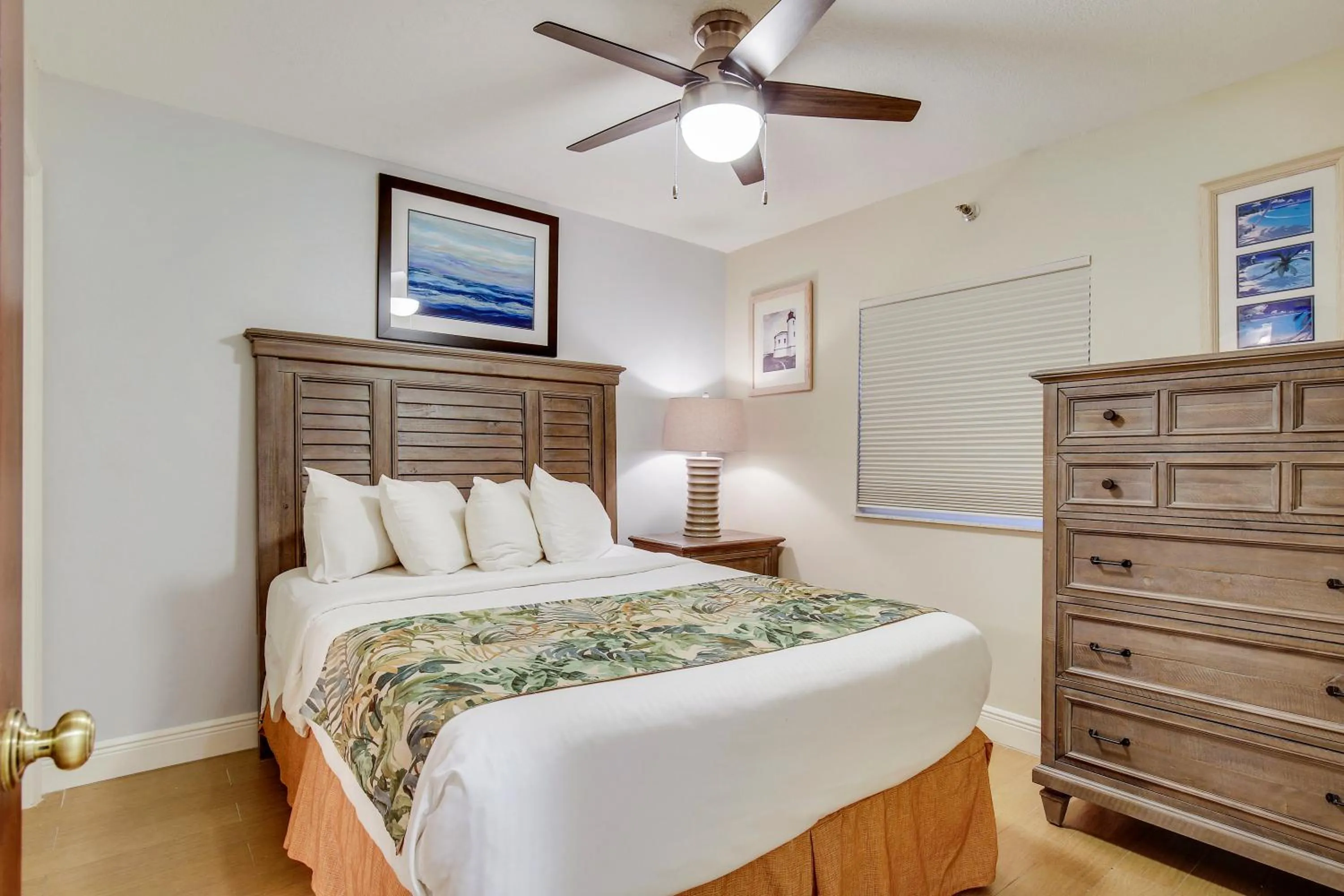 Bed in Ocean Pointe Suites at Key Largo