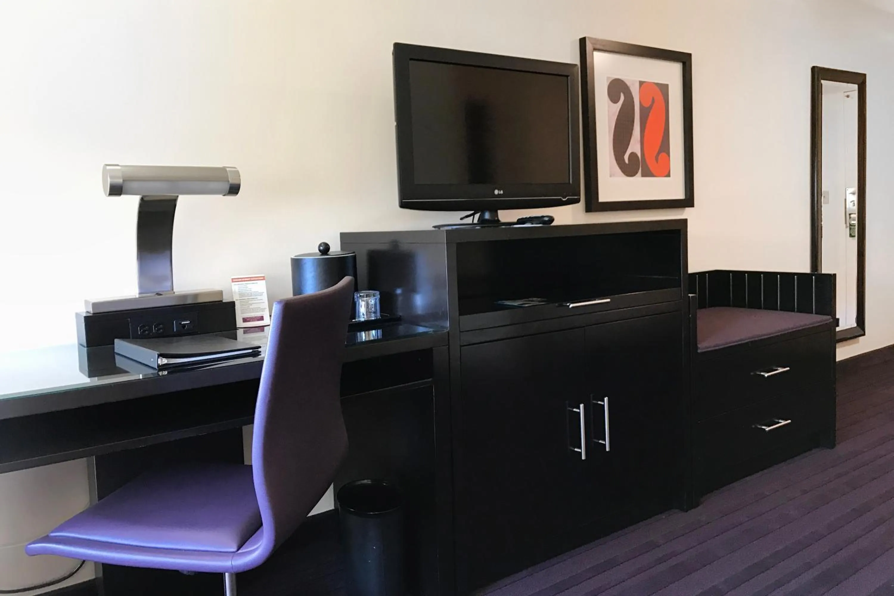 TV and multimedia in Washington Plaza Hotel