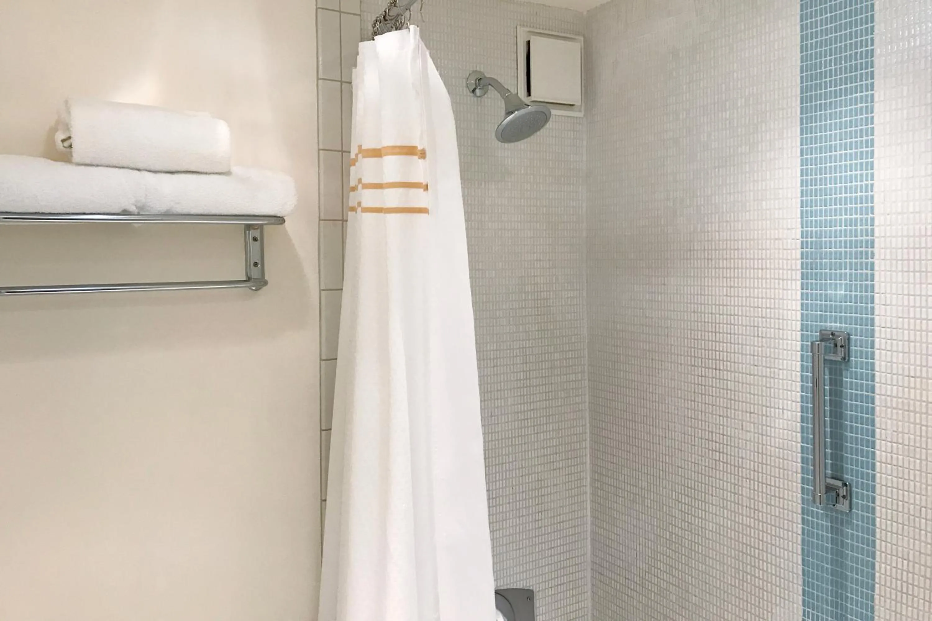 Bathroom in Washington Plaza Hotel