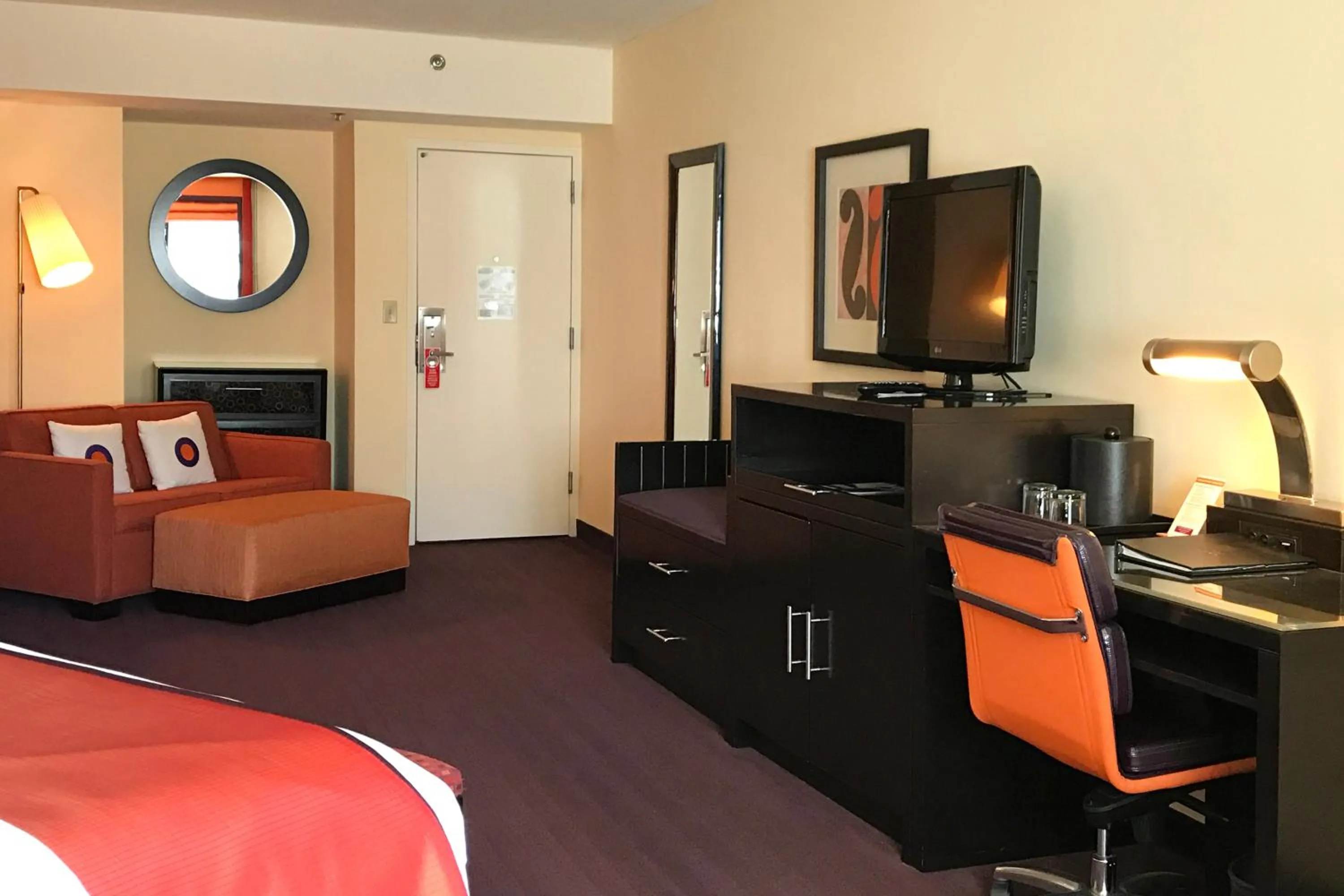 Seating area, Bed in Washington Plaza Hotel