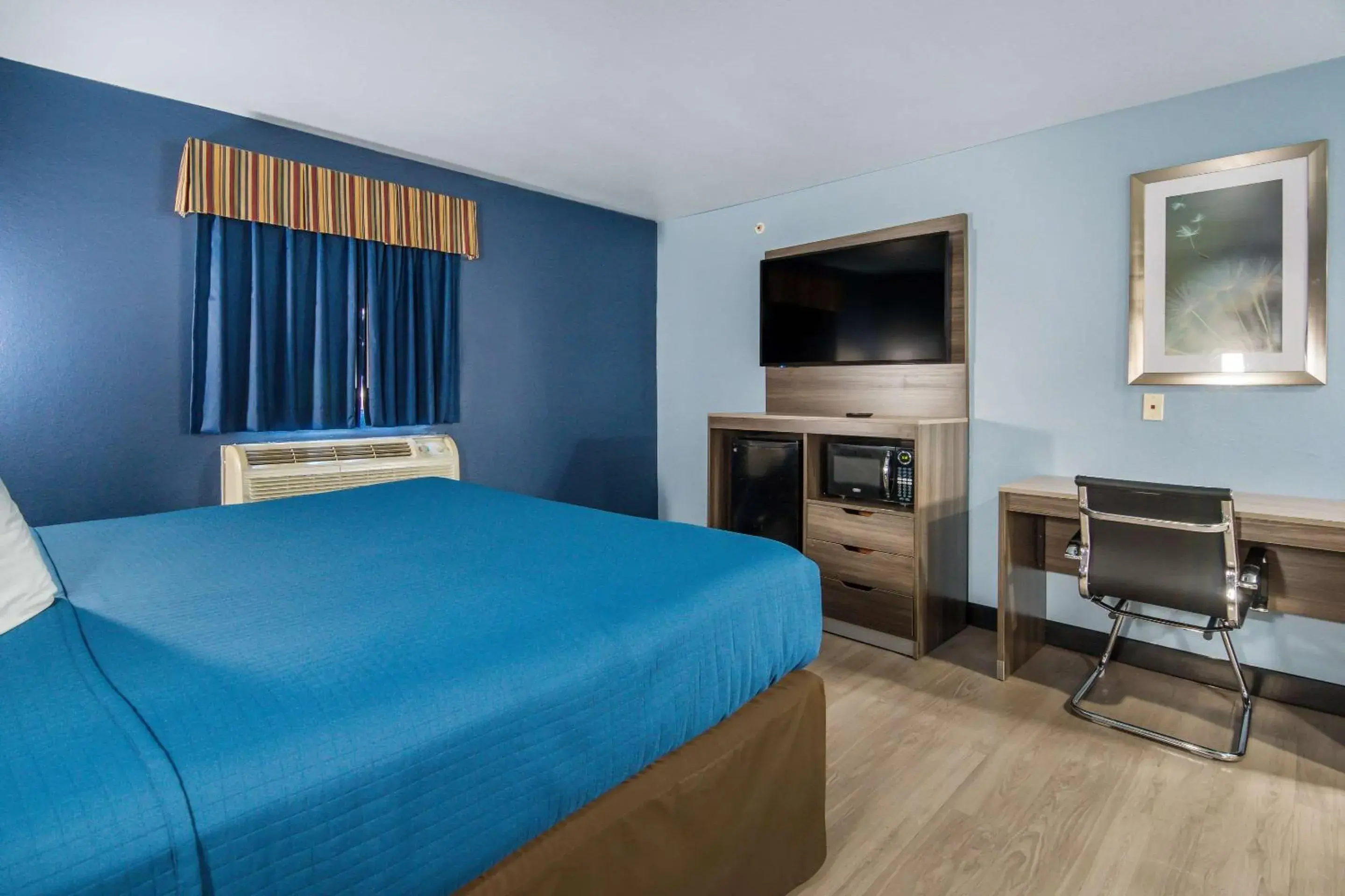 Photo of the whole room, Bed in Rodeway Inn Carrollton I-35E Photo of the whole room, Bed in Rodeway Inn Carrollton I-35E