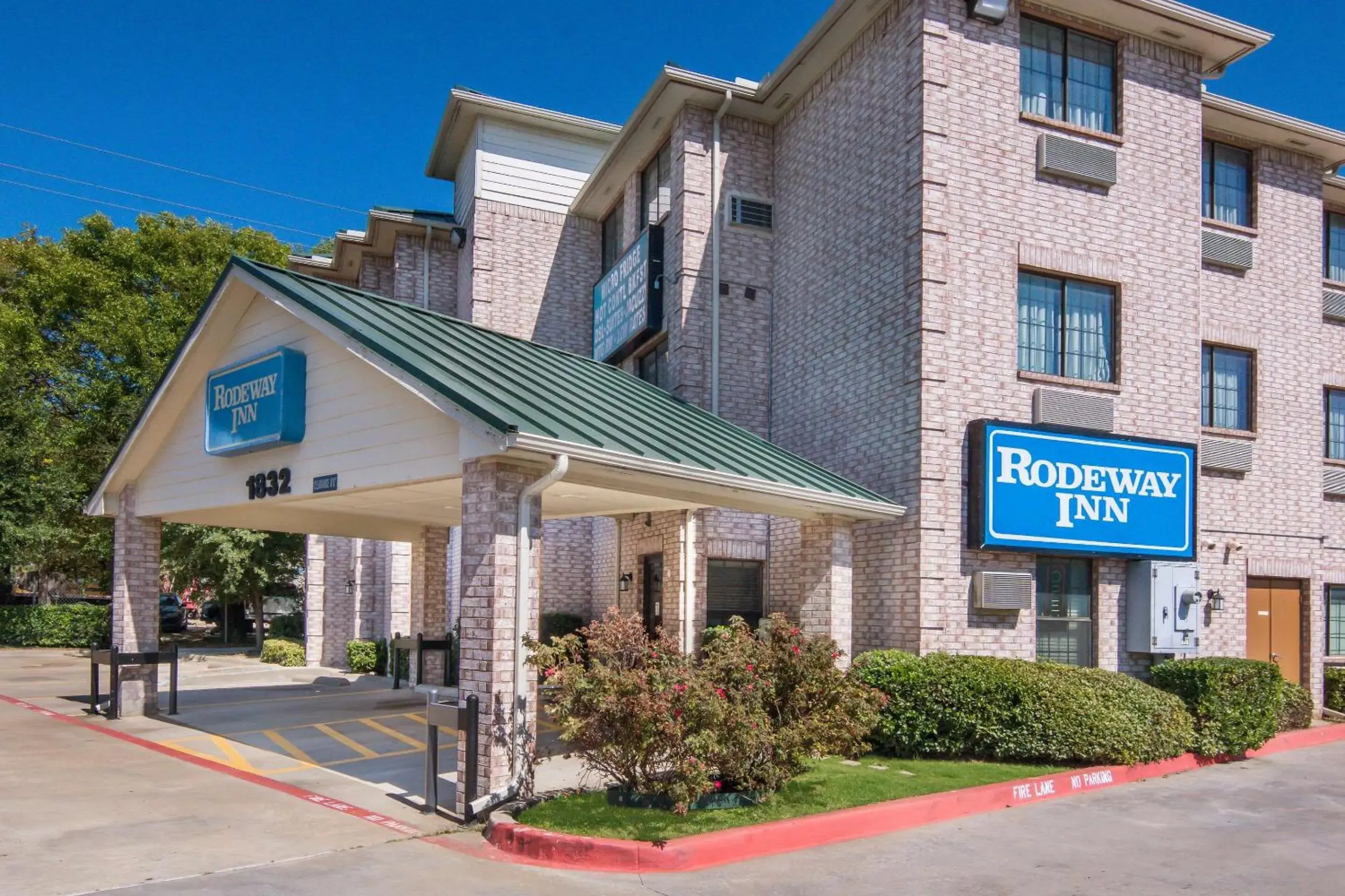 Property building in Rodeway Inn Carrollton I-35E Property building in Rodeway Inn Carrollton I-35E