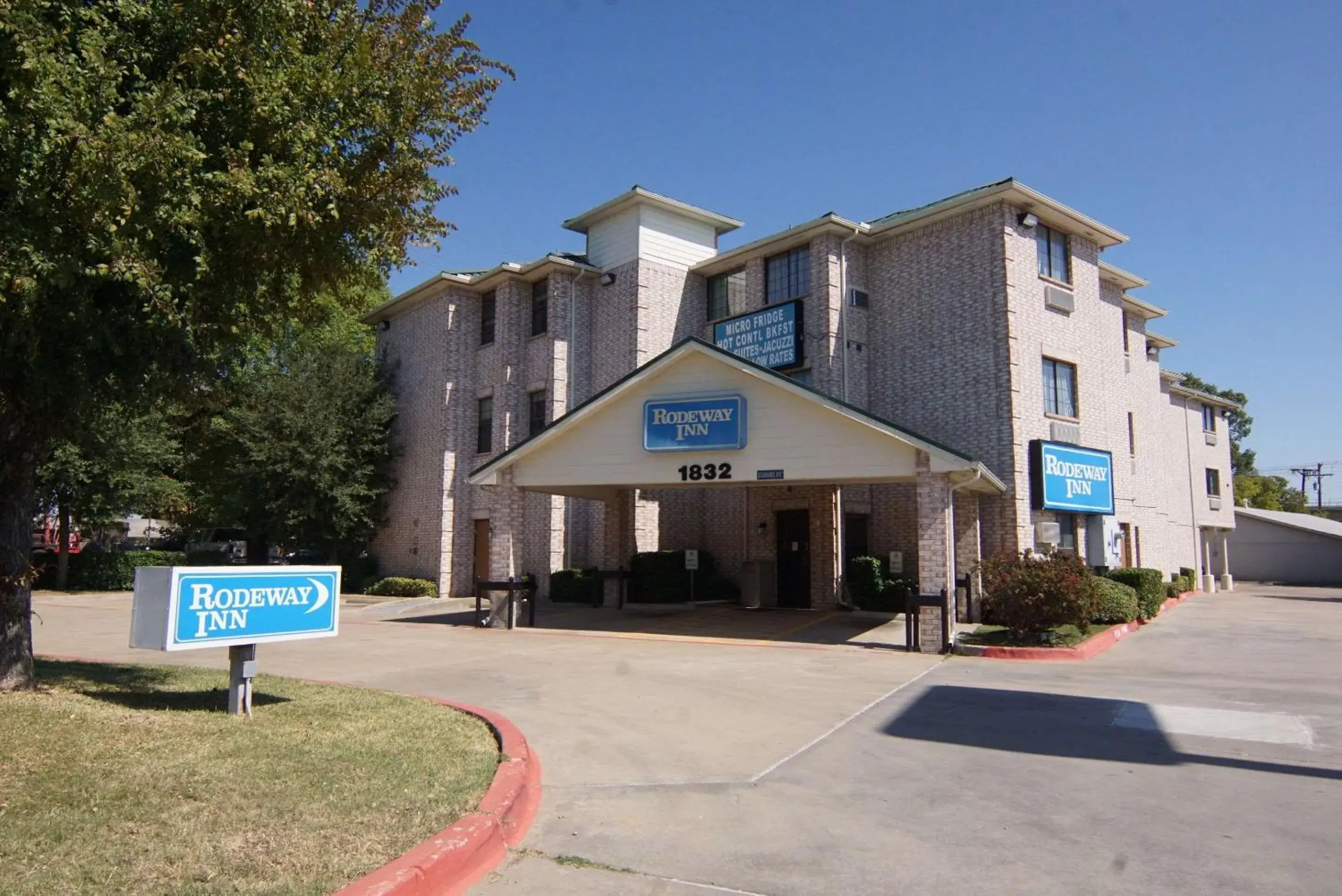 Property building in Rodeway Inn Carrollton I-35E Property building in Rodeway Inn Carrollton I-35E