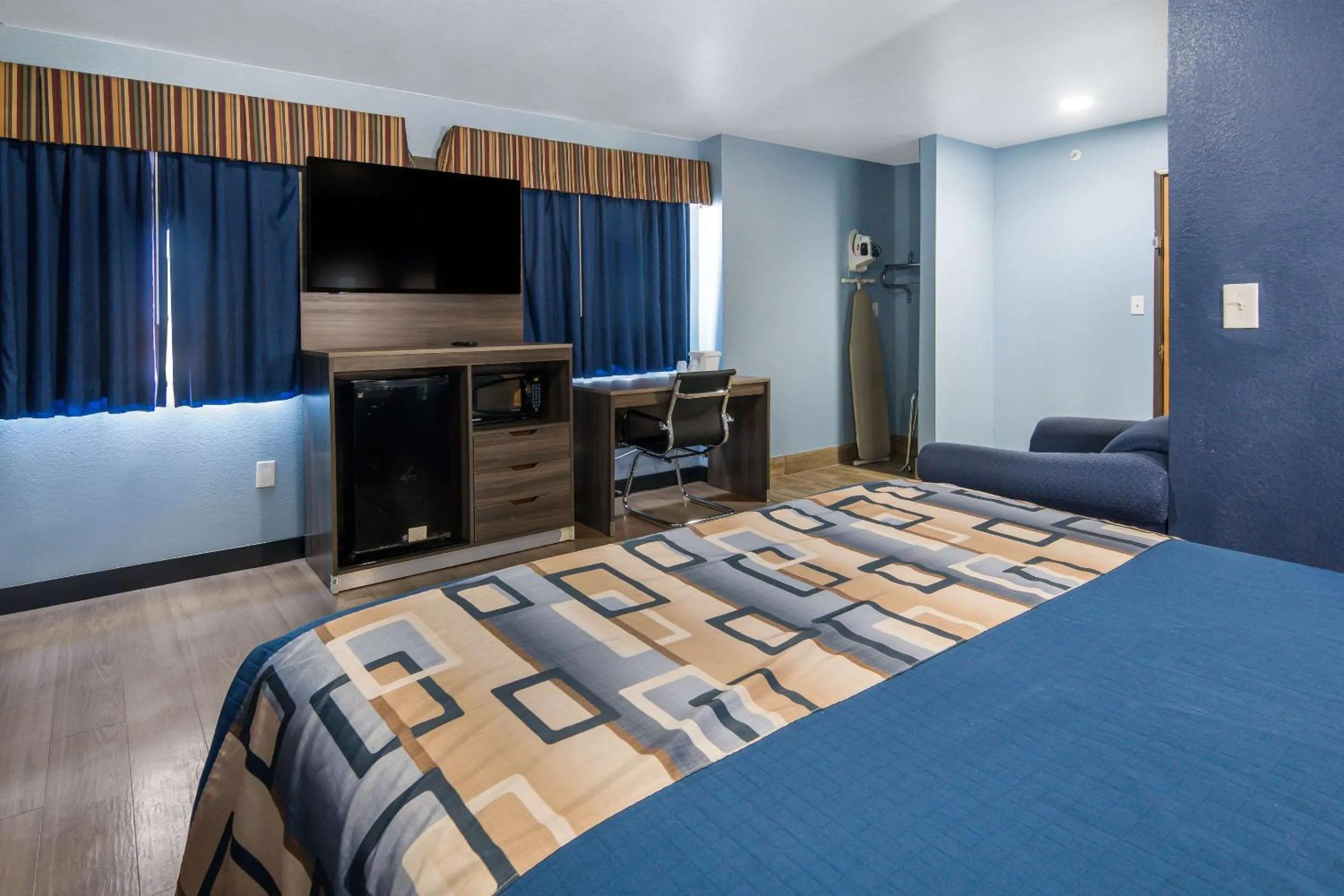 Photo of the whole room, Bed in Rodeway Inn Carrollton I-35E