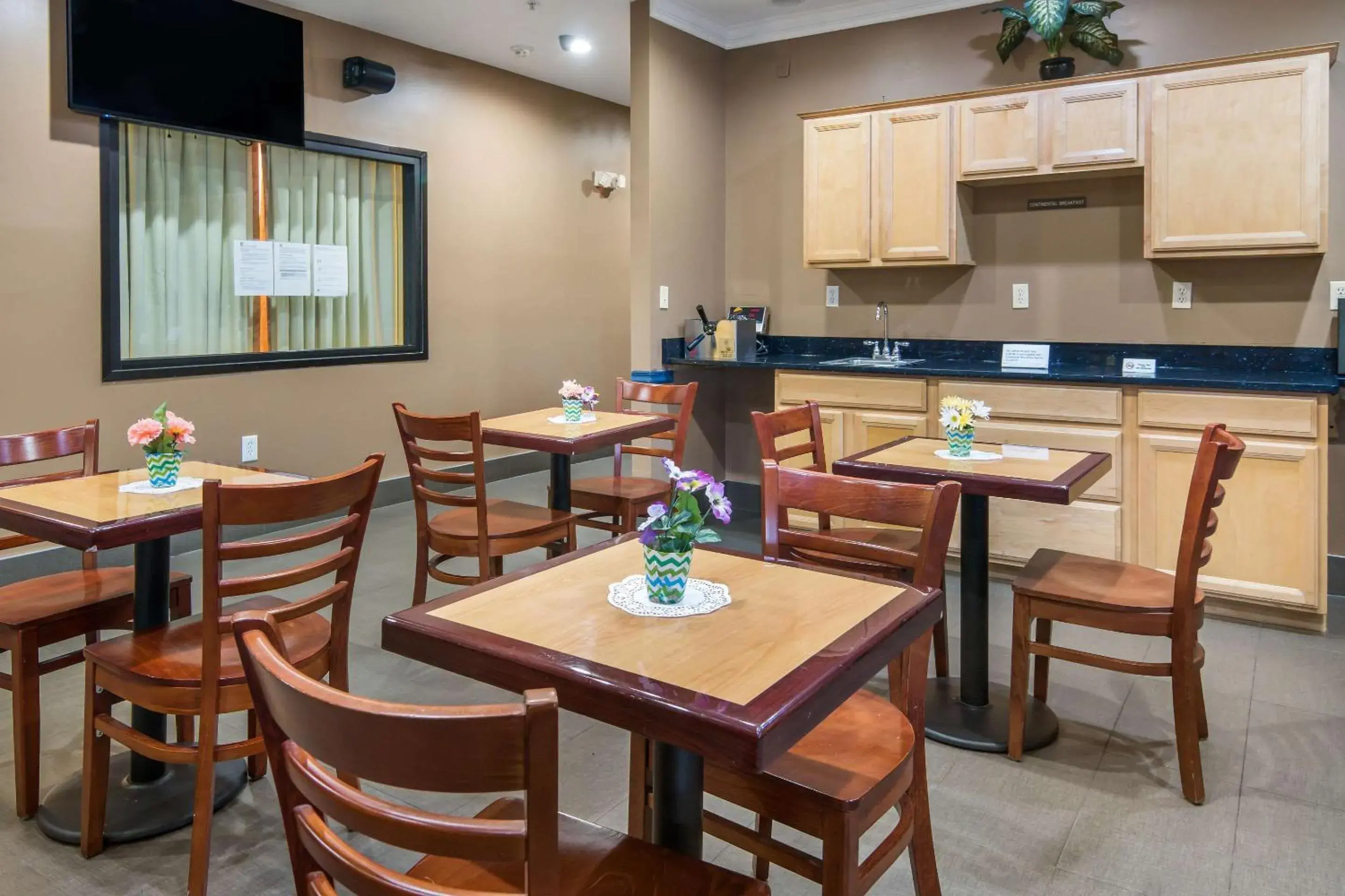Restaurant/places to eat in Rodeway Inn Carrollton I-35E Restaurant/places to eat in Rodeway Inn Carrollton I-35E