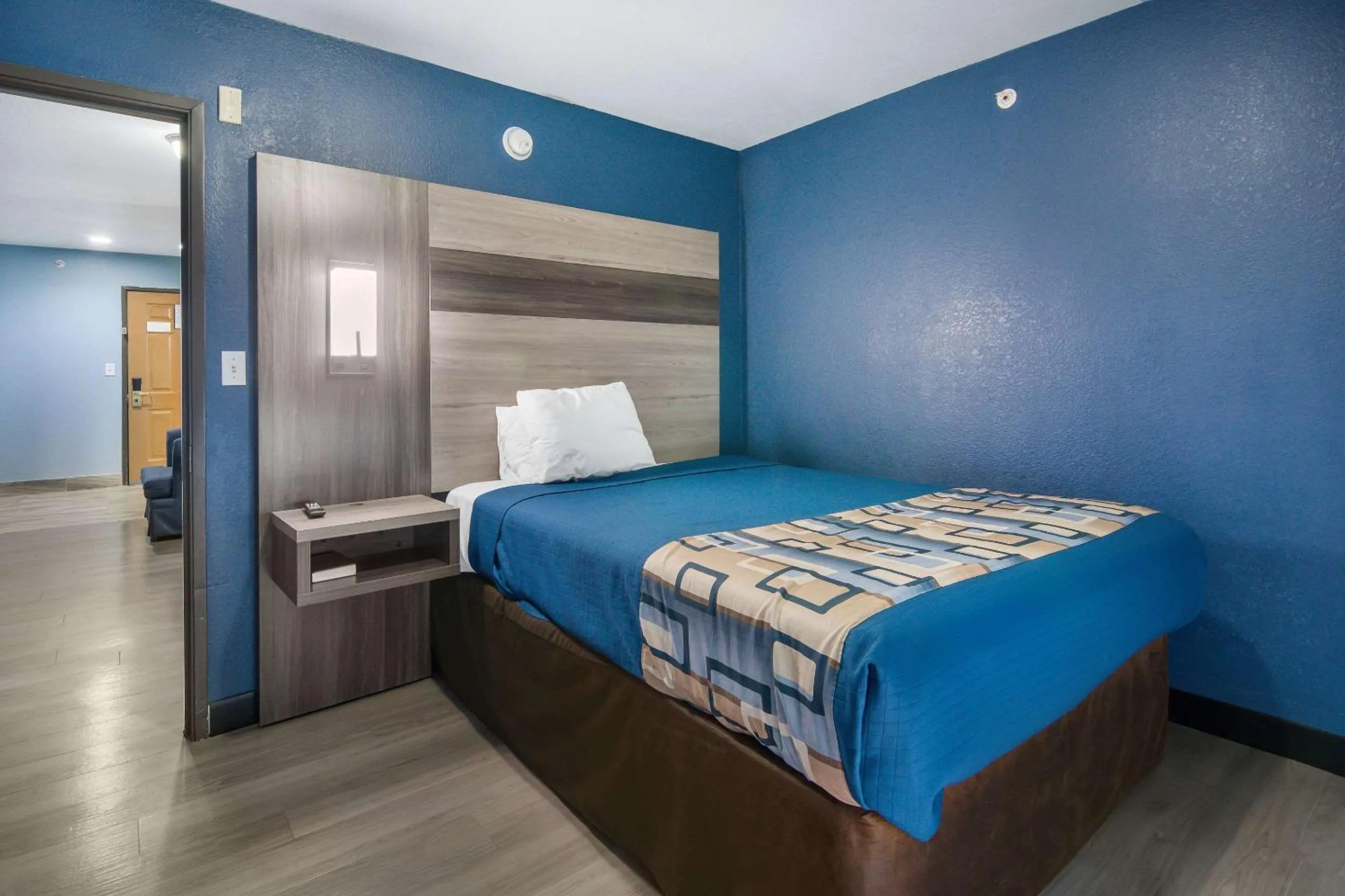 Photo of the whole room, Bed in Rodeway Inn Carrollton I-35E