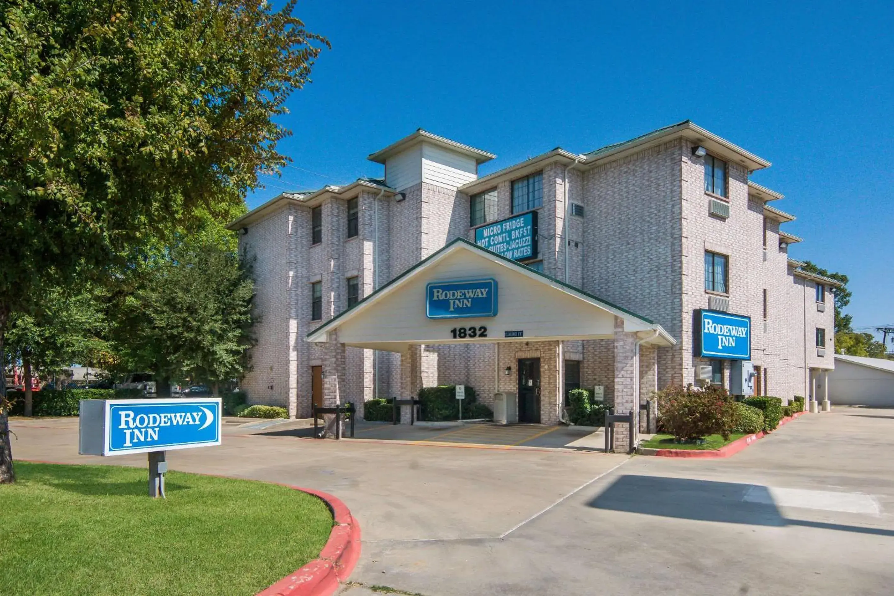 Property building in Rodeway Inn Carrollton I-35E Property building in Rodeway Inn Carrollton I-35E