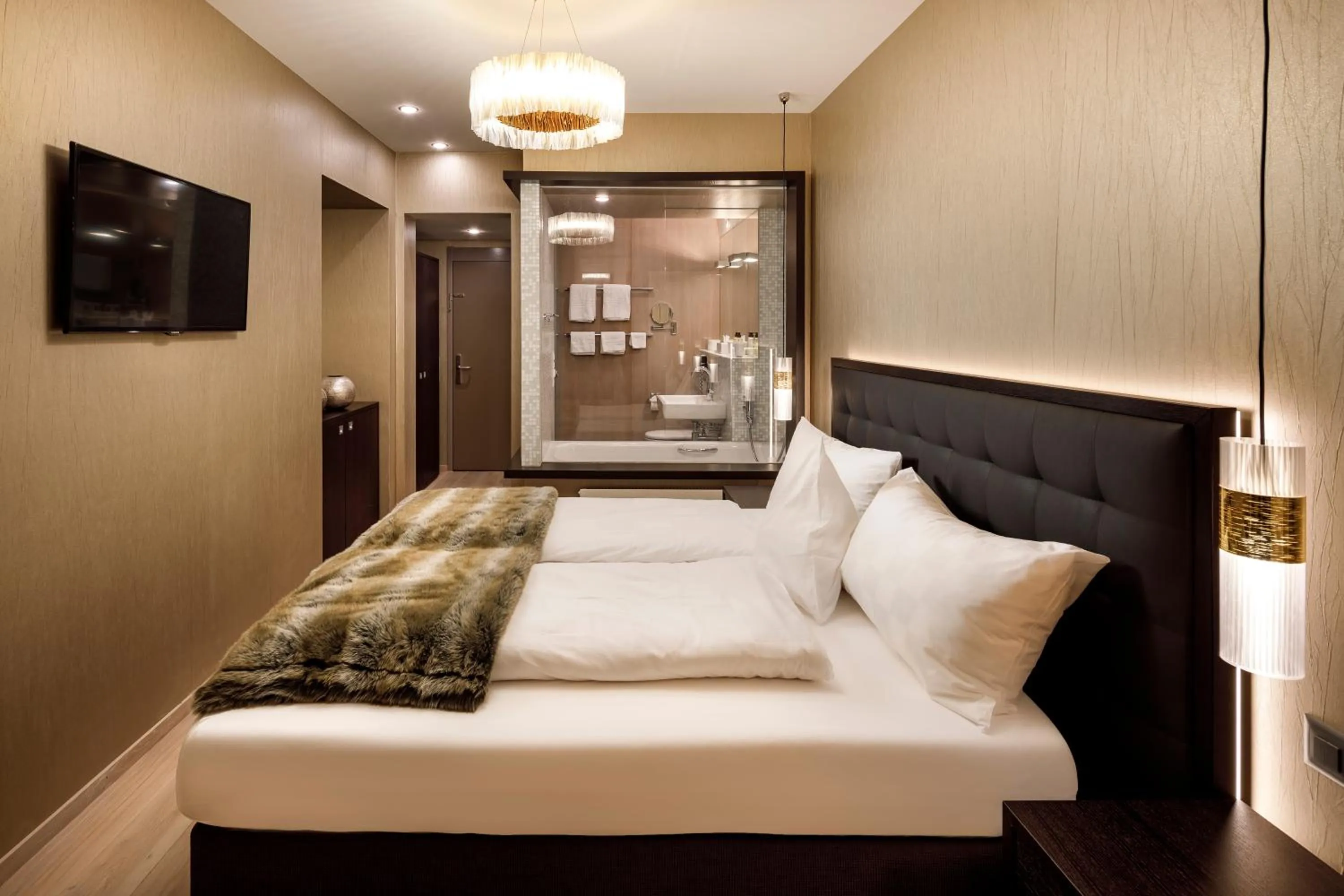 Photo of the whole room, Bed in Märchenhotel