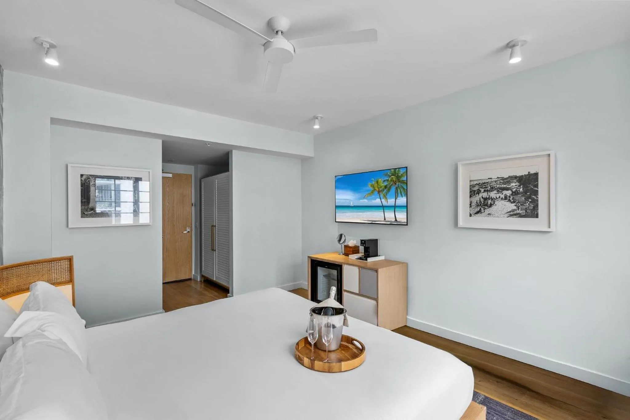 Photo of the whole room, Bed in Park Central South Beach