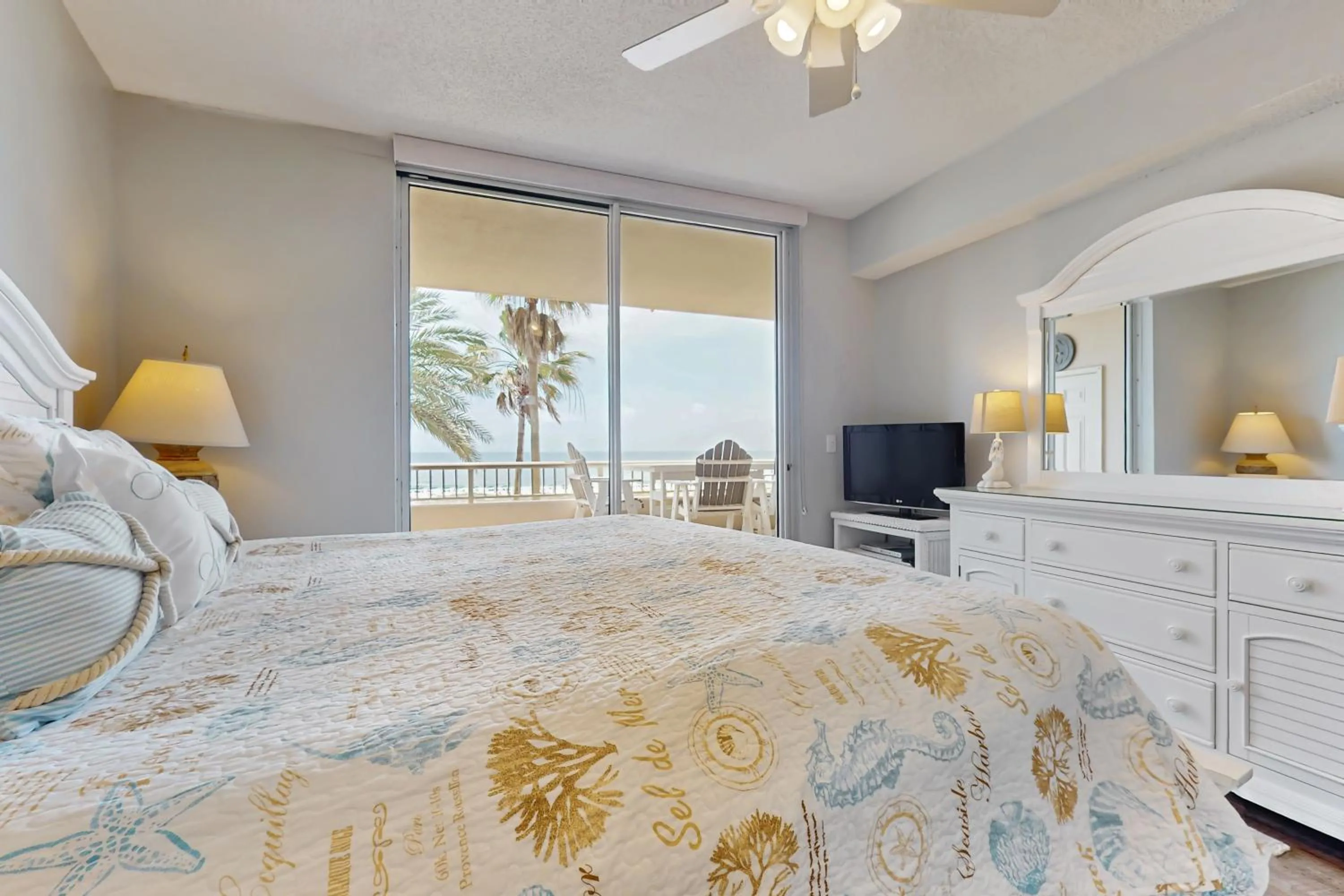 Bed in The Beach Club Catalina 306