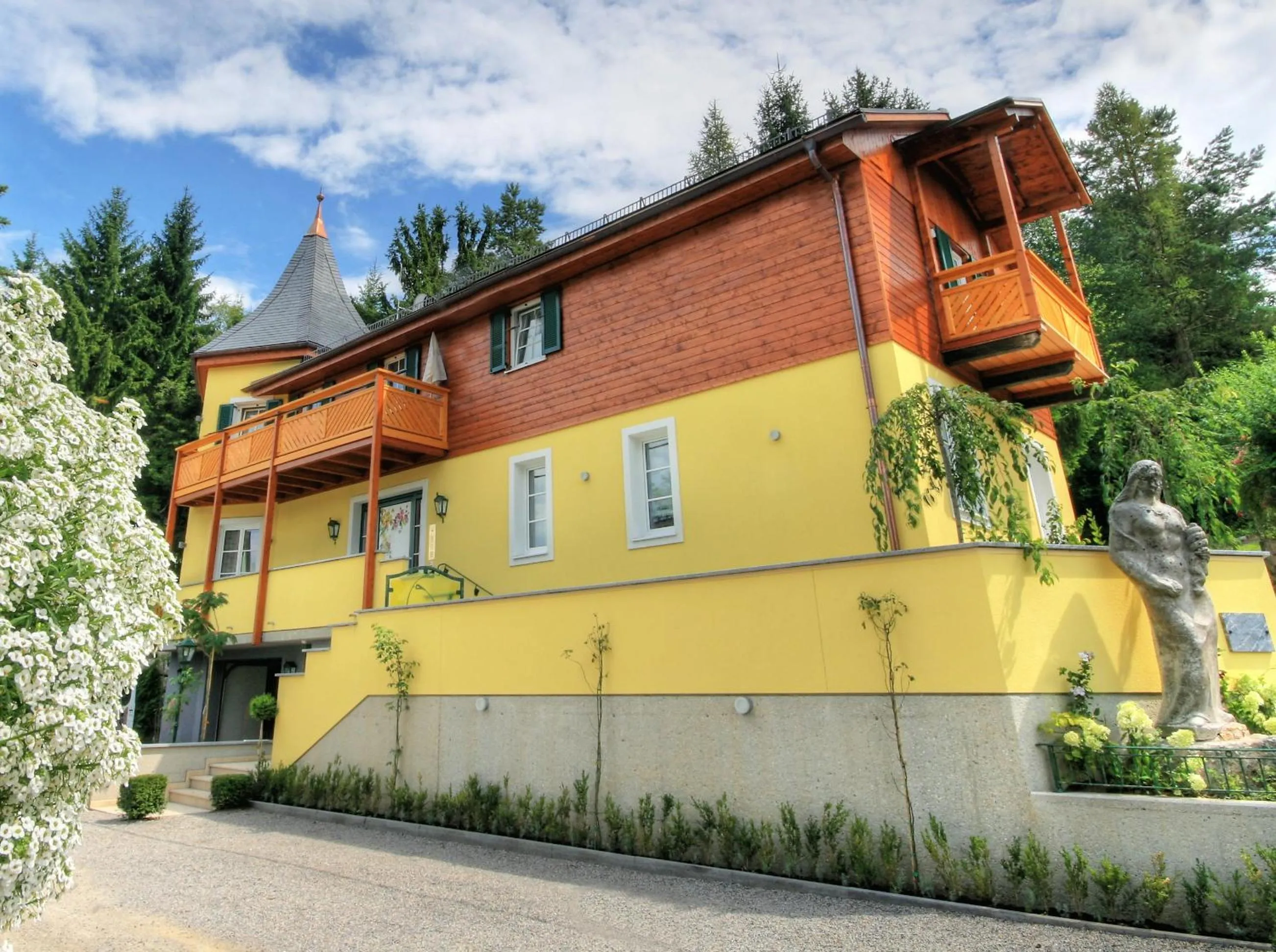 Facade/entrance in Hans Mauracher Schlössl