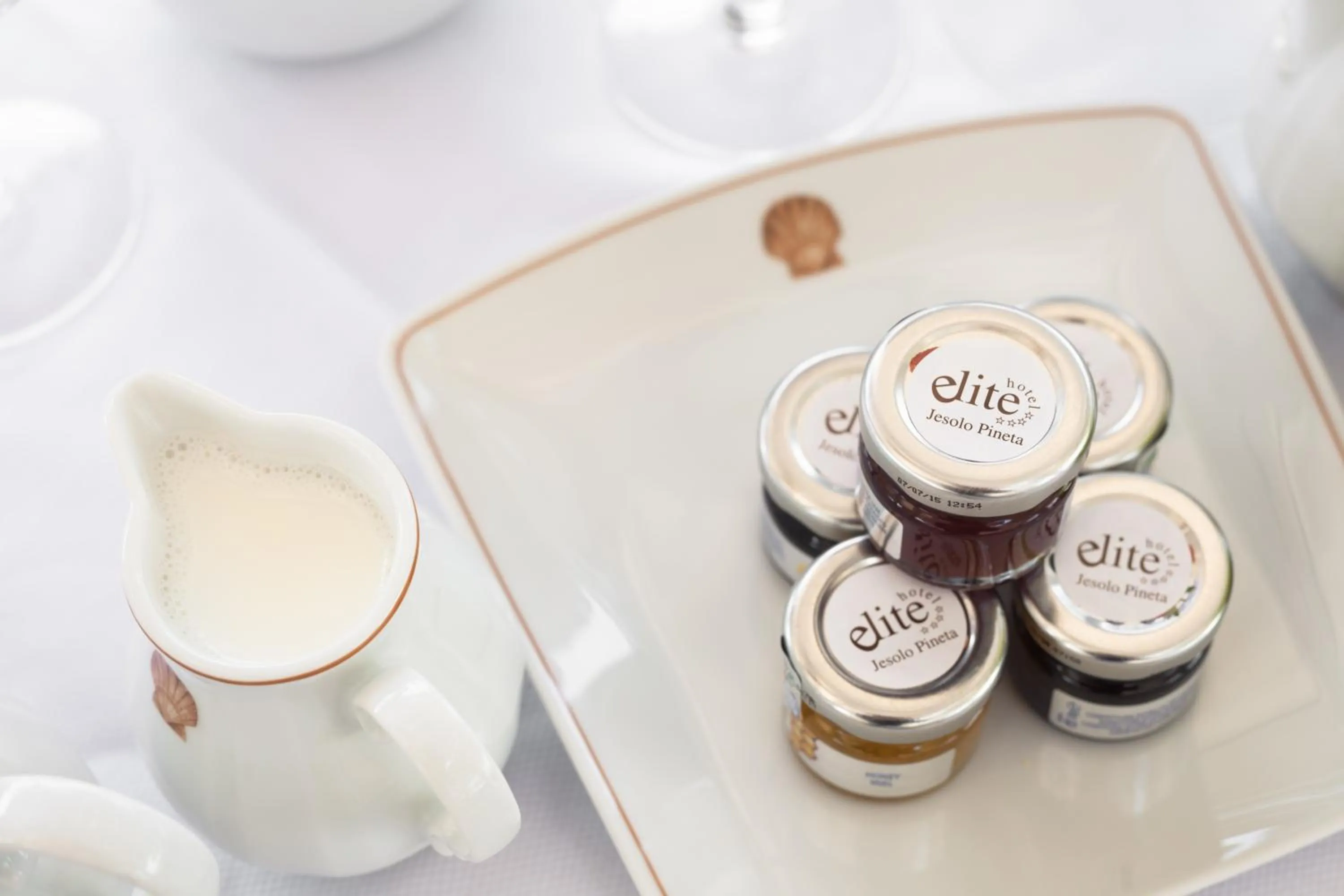 Restaurant/places to eat in Hotel Elite