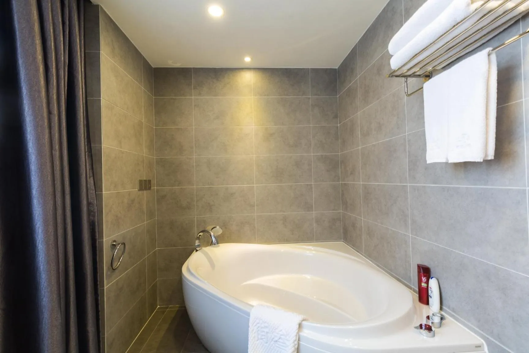 Bath in Guangzhou Seaman Hotel-Line 2 JiangNanXi Station