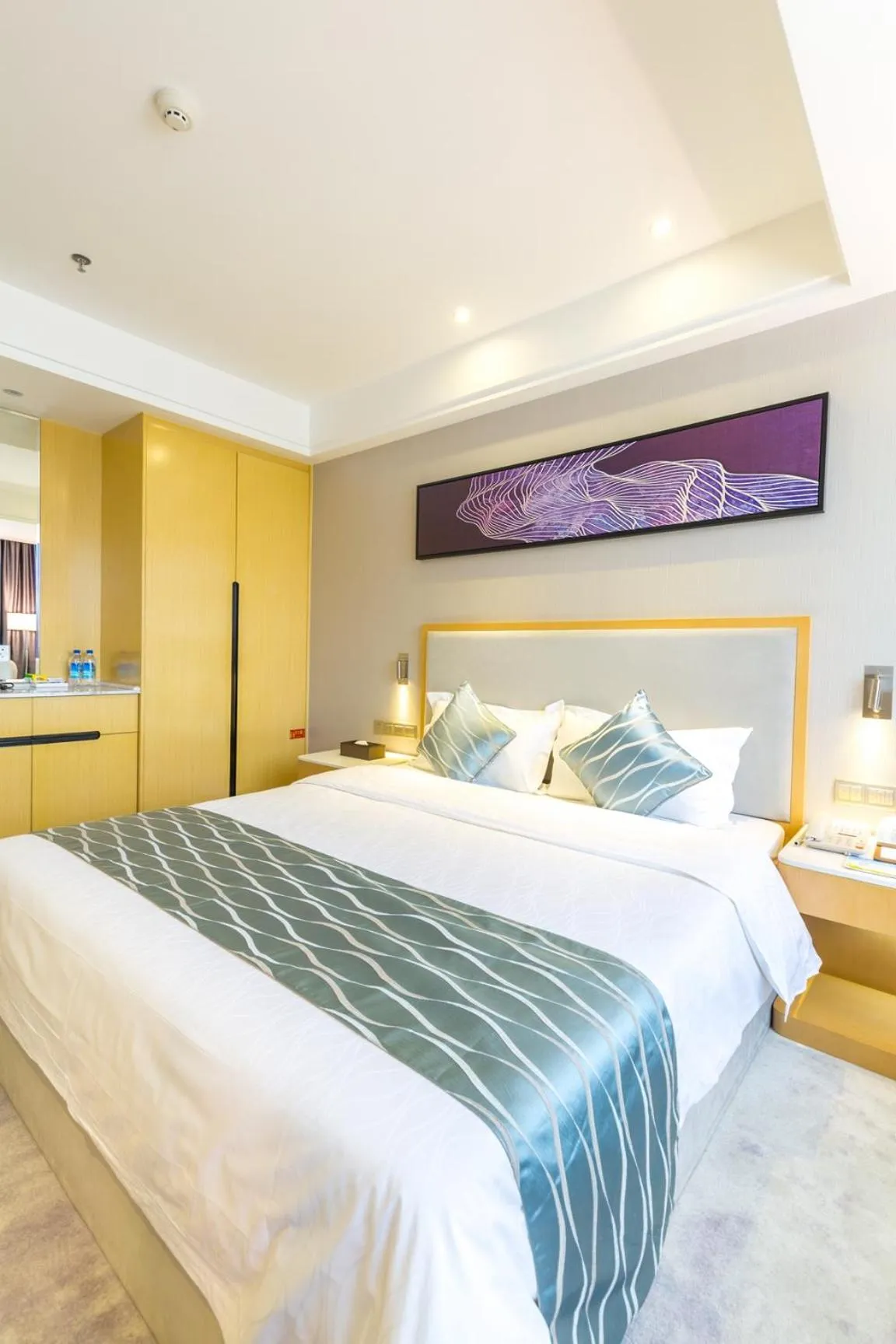 Bed in Guangzhou Seaman Hotel-Line 2 JiangNanXi Station