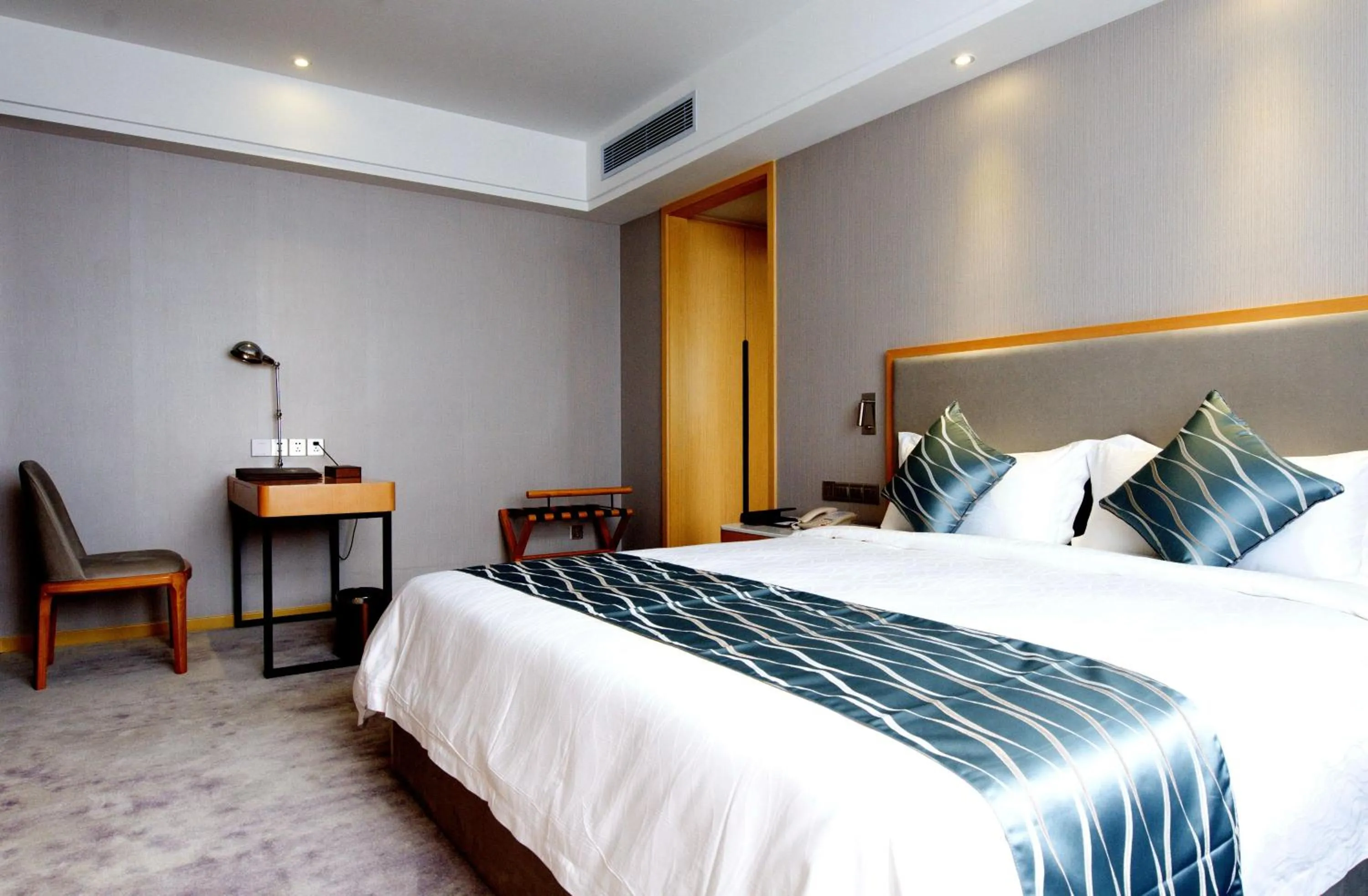 Photo of the whole room, Bed in Guangzhou Seaman Hotel-Line 2 JiangNanXi Station