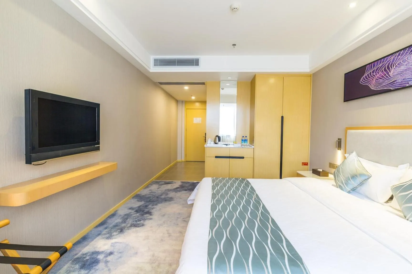 Photo of the whole room, Bed in Guangzhou Seaman Hotel-Line 2 JiangNanXi Station