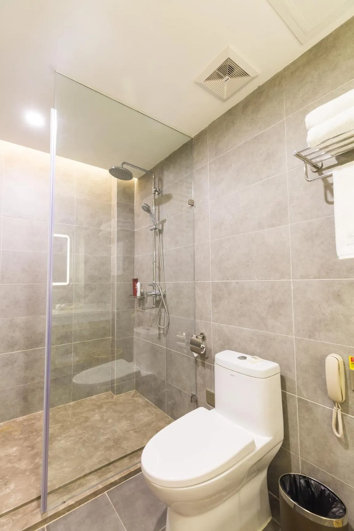 Bathroom in Guangzhou Seaman Hotel-Line 2 JiangNanXi Station