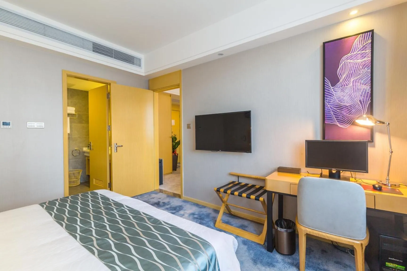 TV and multimedia, Bed in Guangzhou Seaman Hotel-Line 2 JiangNanXi Station