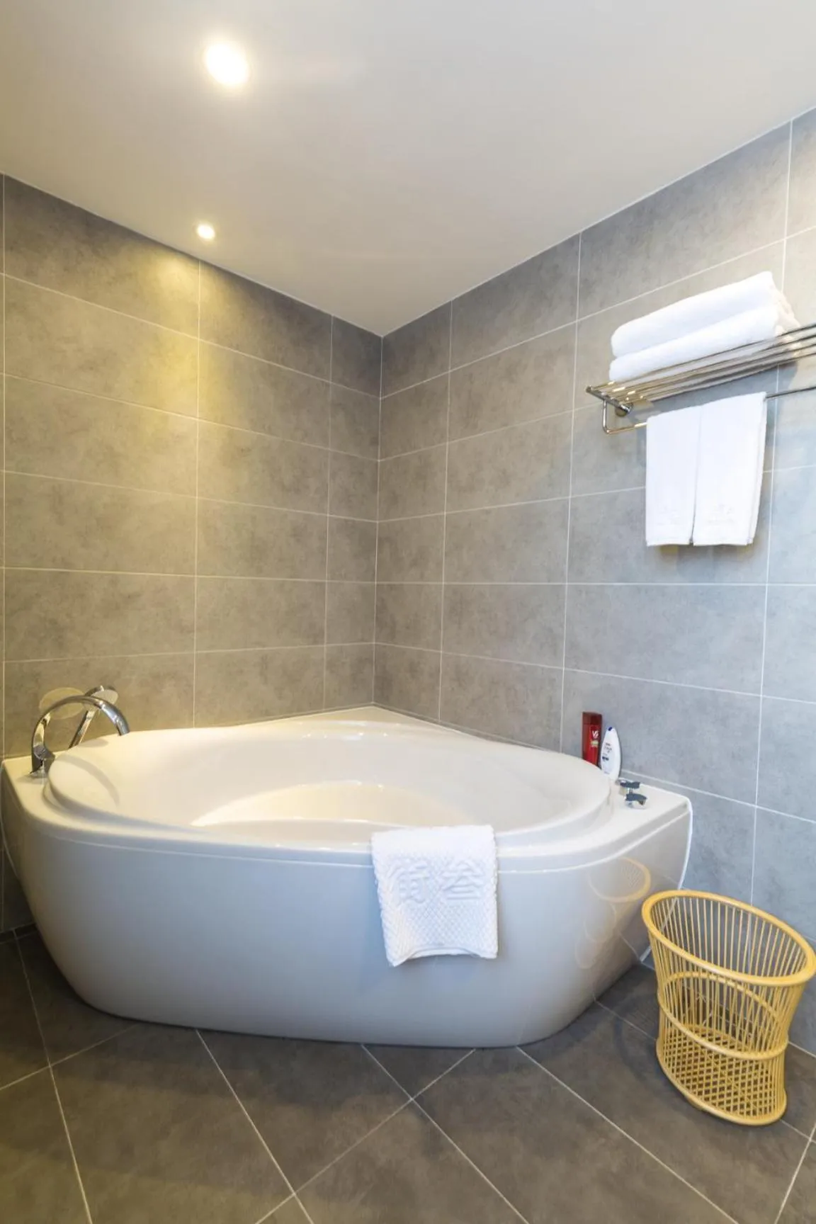 Bath in Guangzhou Seaman Hotel-Line 2 JiangNanXi Station