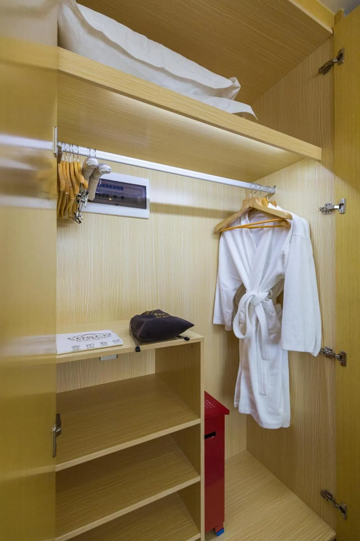 wardrobe in Guangzhou Seaman Hotel-Line 2 JiangNanXi Station