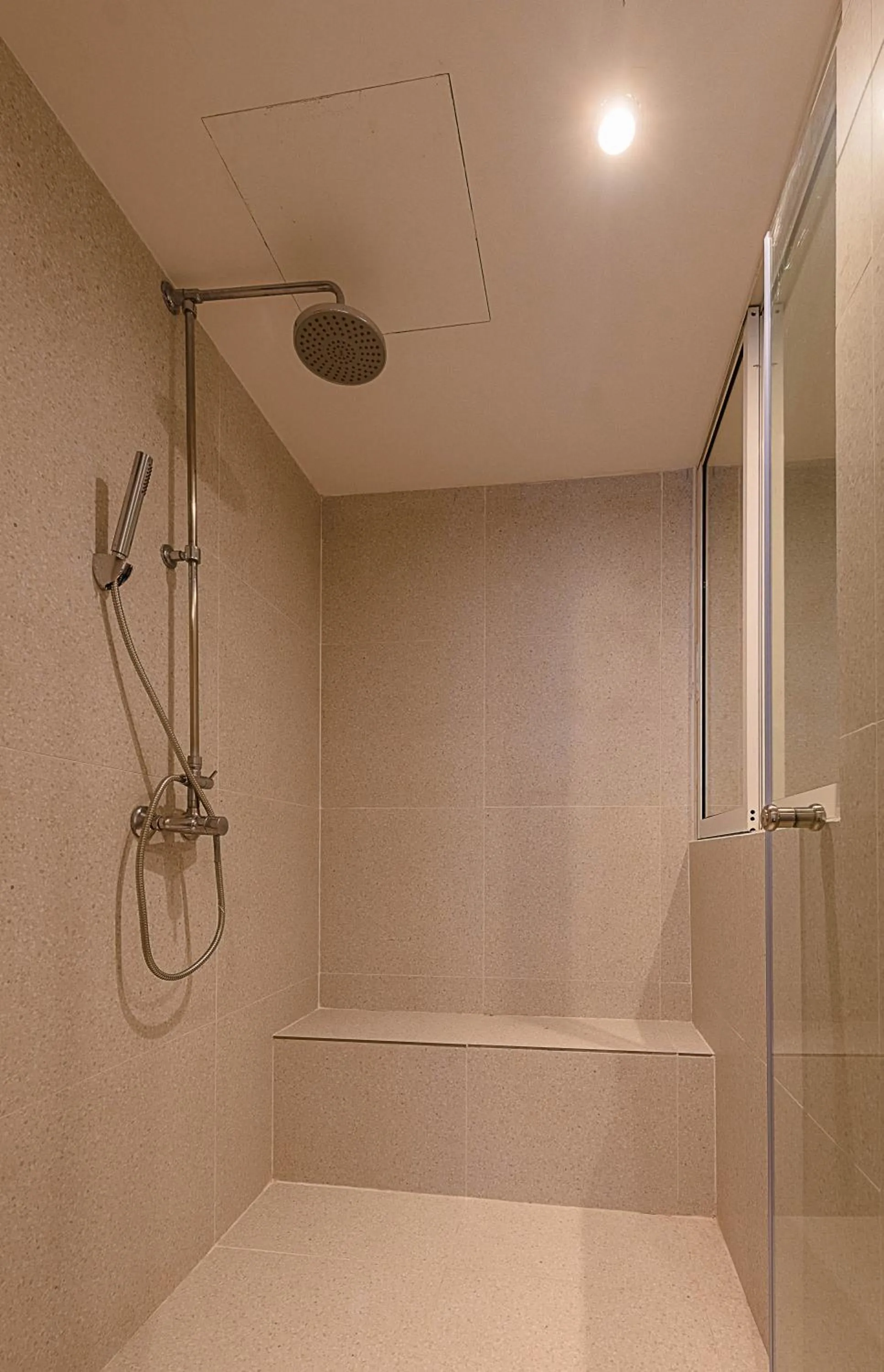 Shower in Boxpackers Pratunam