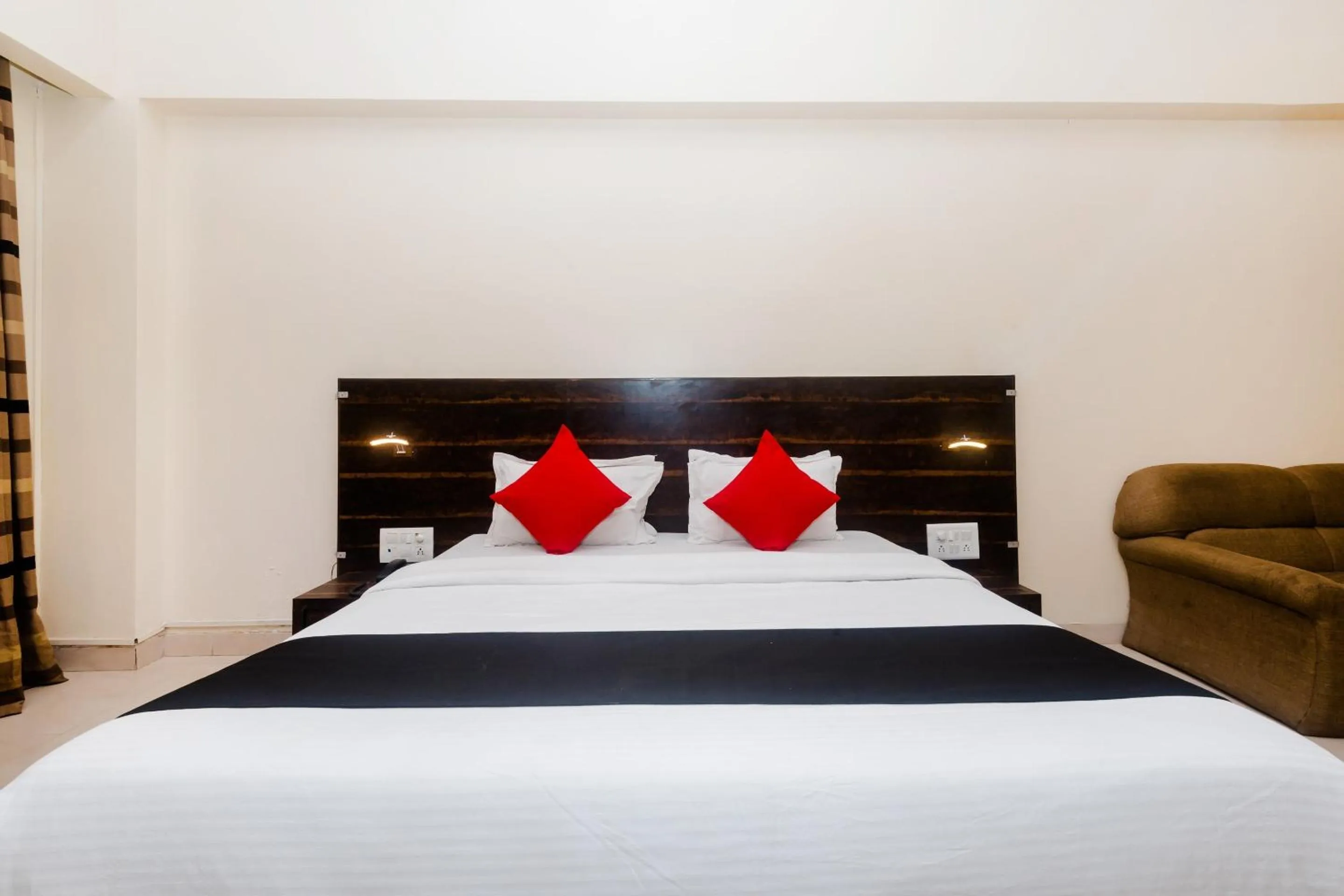 Lobby or reception, Bed in Hotel O Sai Plaza