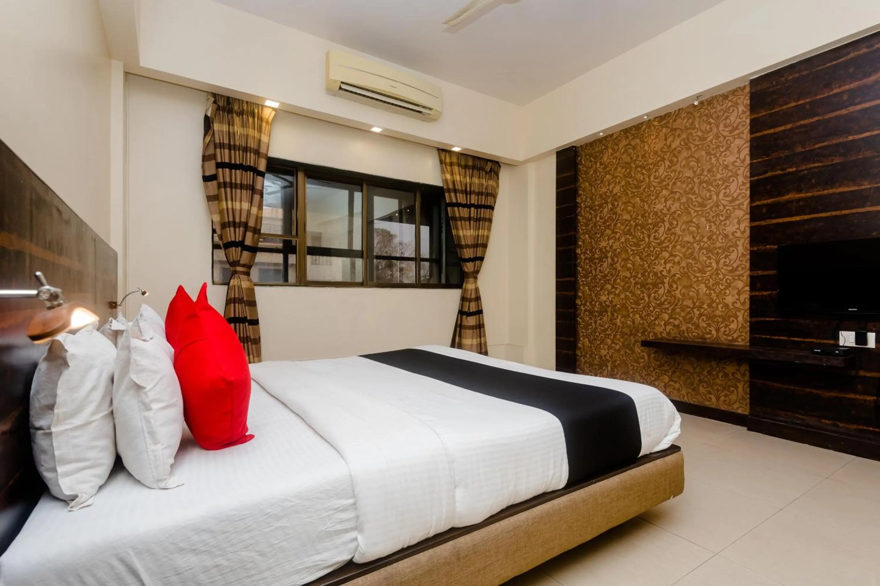 Bedroom, Bed in Hotel O Sai Plaza