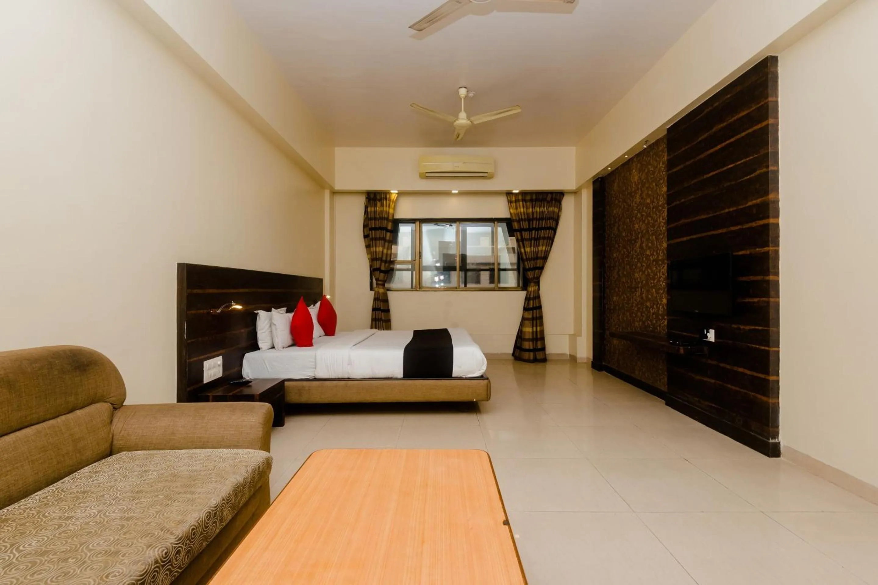 Lobby or reception, Bed in Hotel O Sai Plaza