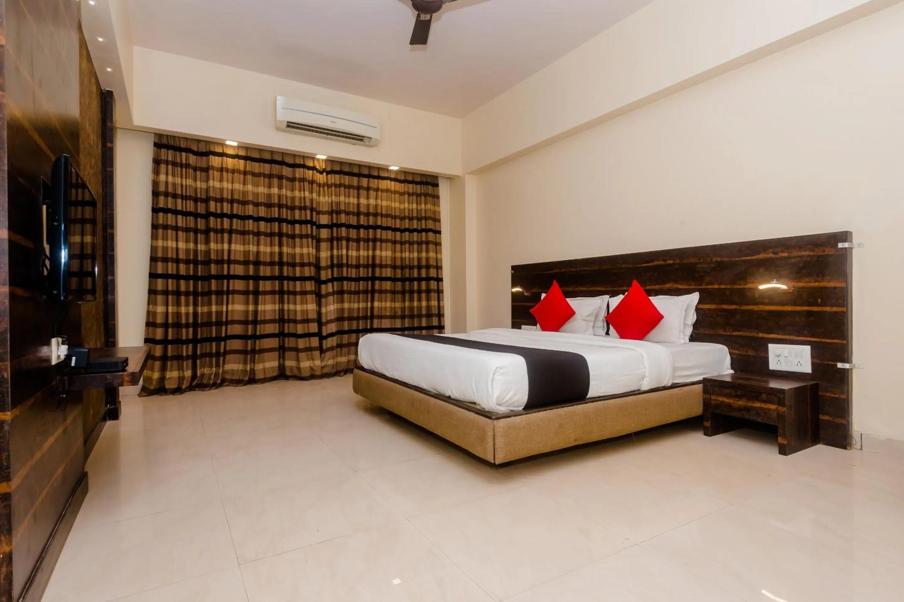 Bedroom, Bed in Hotel O Sai Plaza