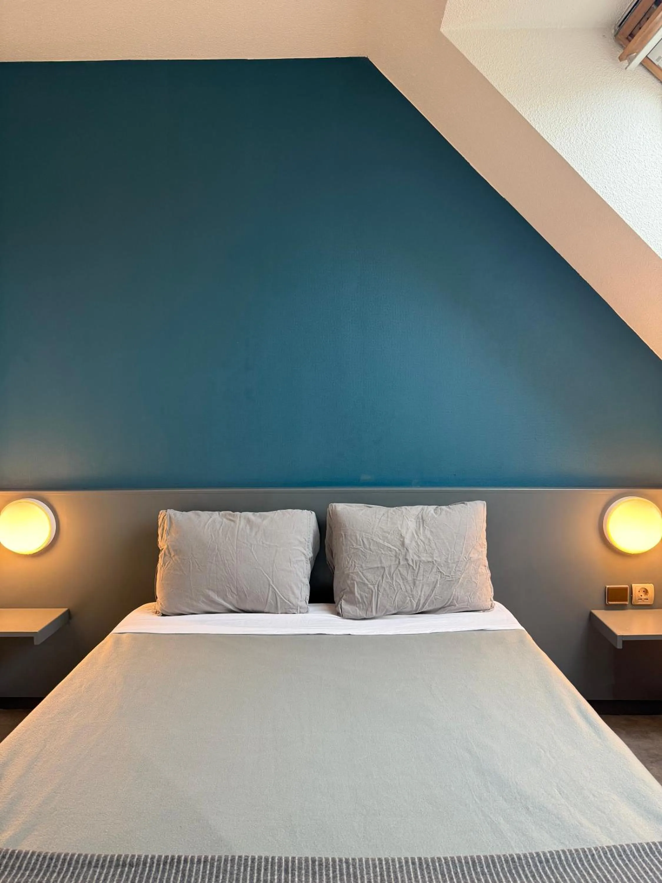 Bed in Hôtel La Nonette ASTERIX, CDG AIRPORT & PARIS CENTRE