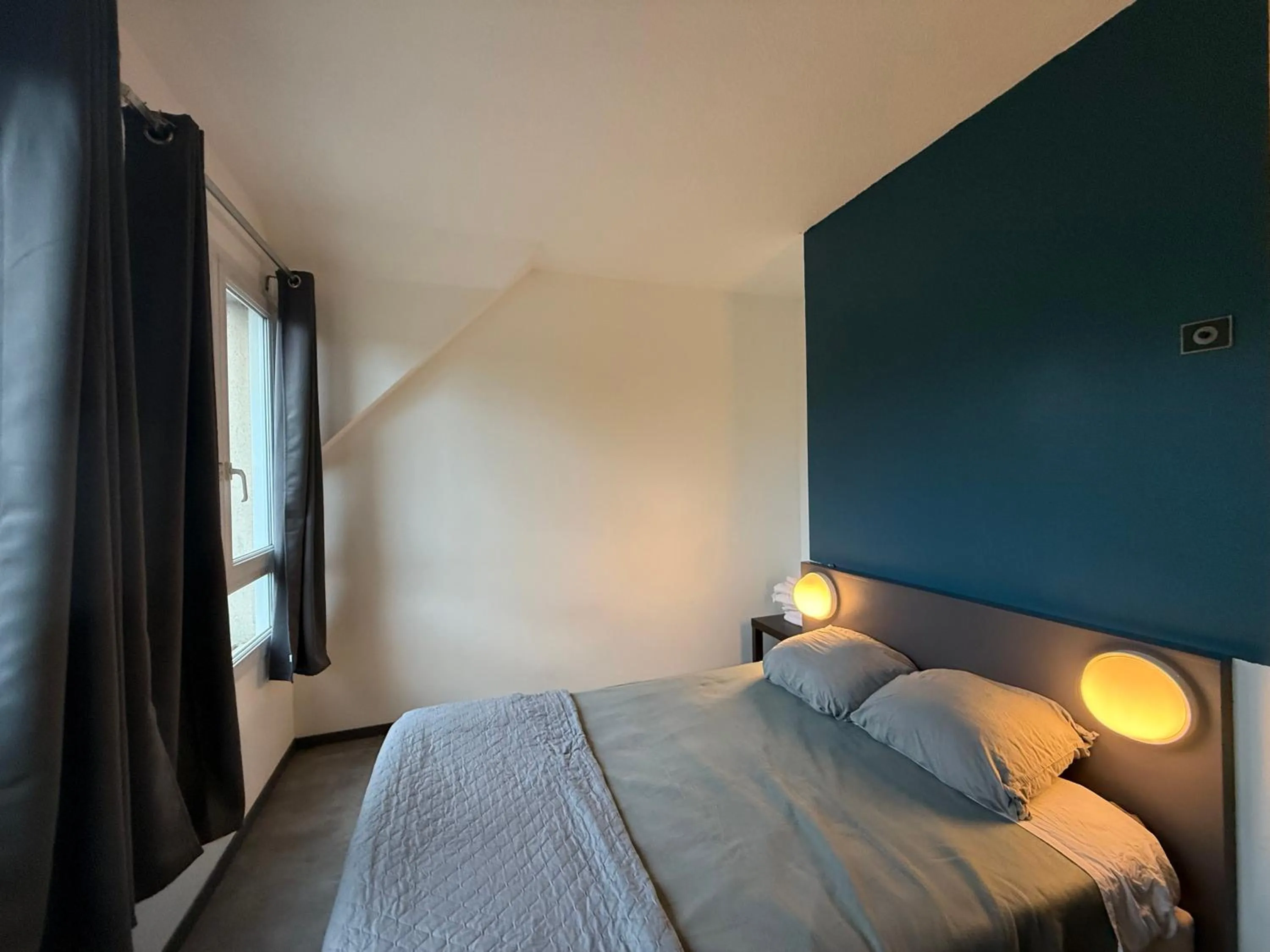Bed in Hôtel La Nonette ASTERIX, CDG AIRPORT & PARIS CENTRE