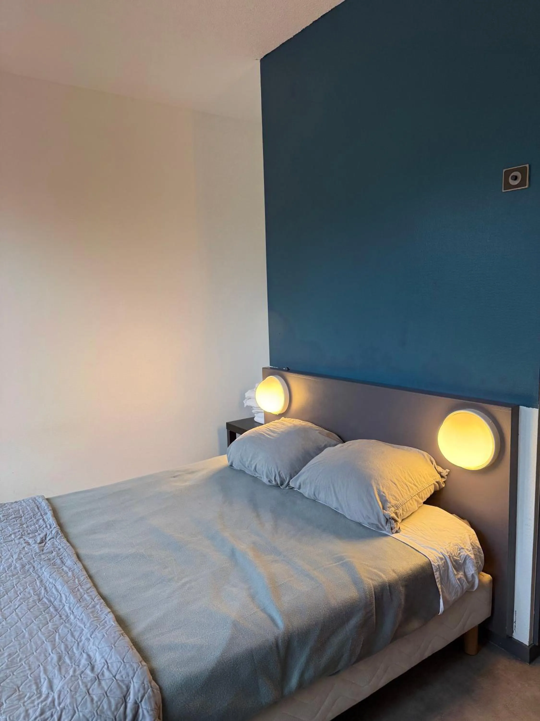 Bed in Hôtel La Nonette ASTERIX, CDG AIRPORT & PARIS CENTRE
