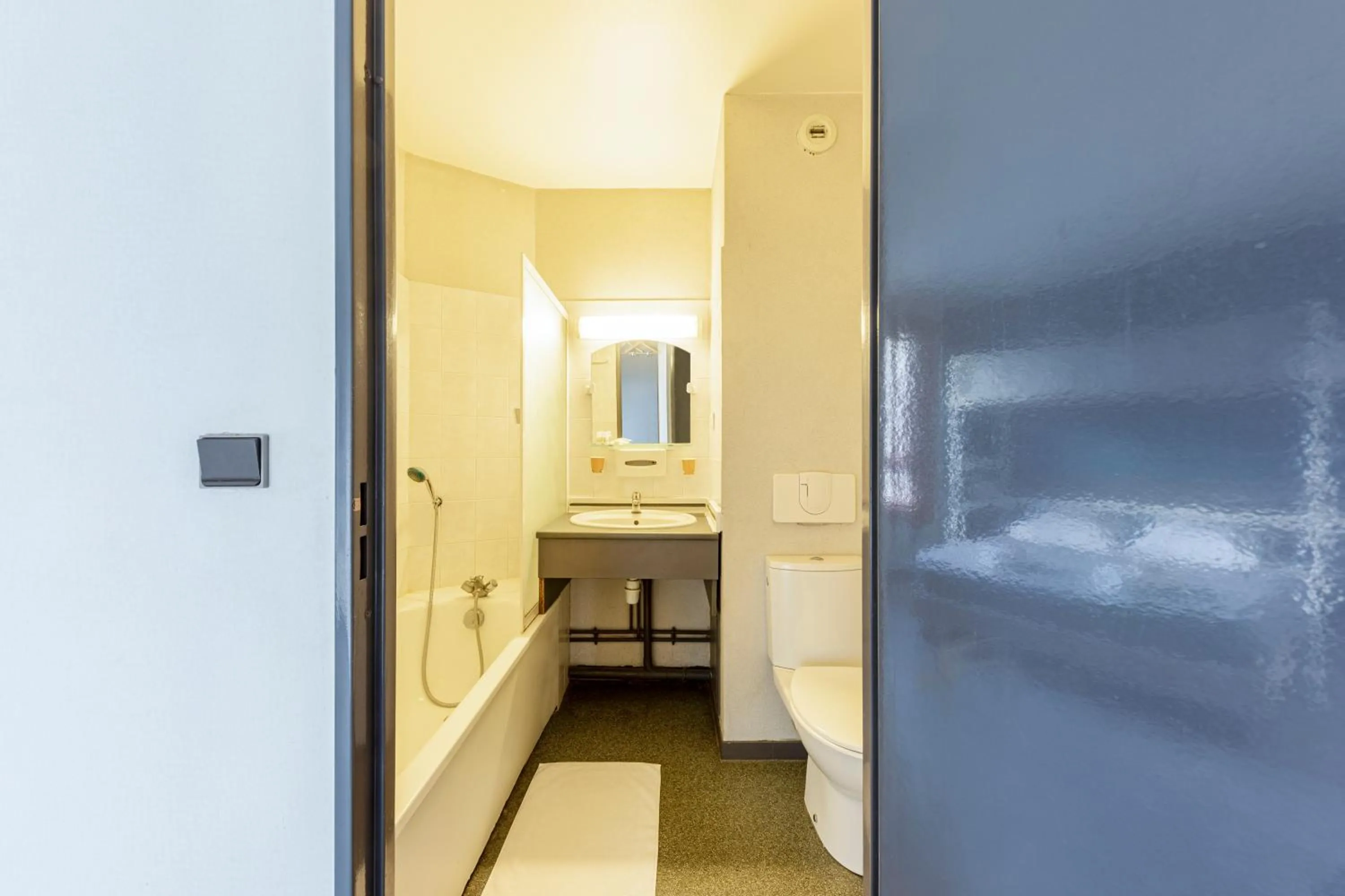 Bathroom in Hôtel La Nonette ASTERIX, CDG AIRPORT & PARIS CENTRE