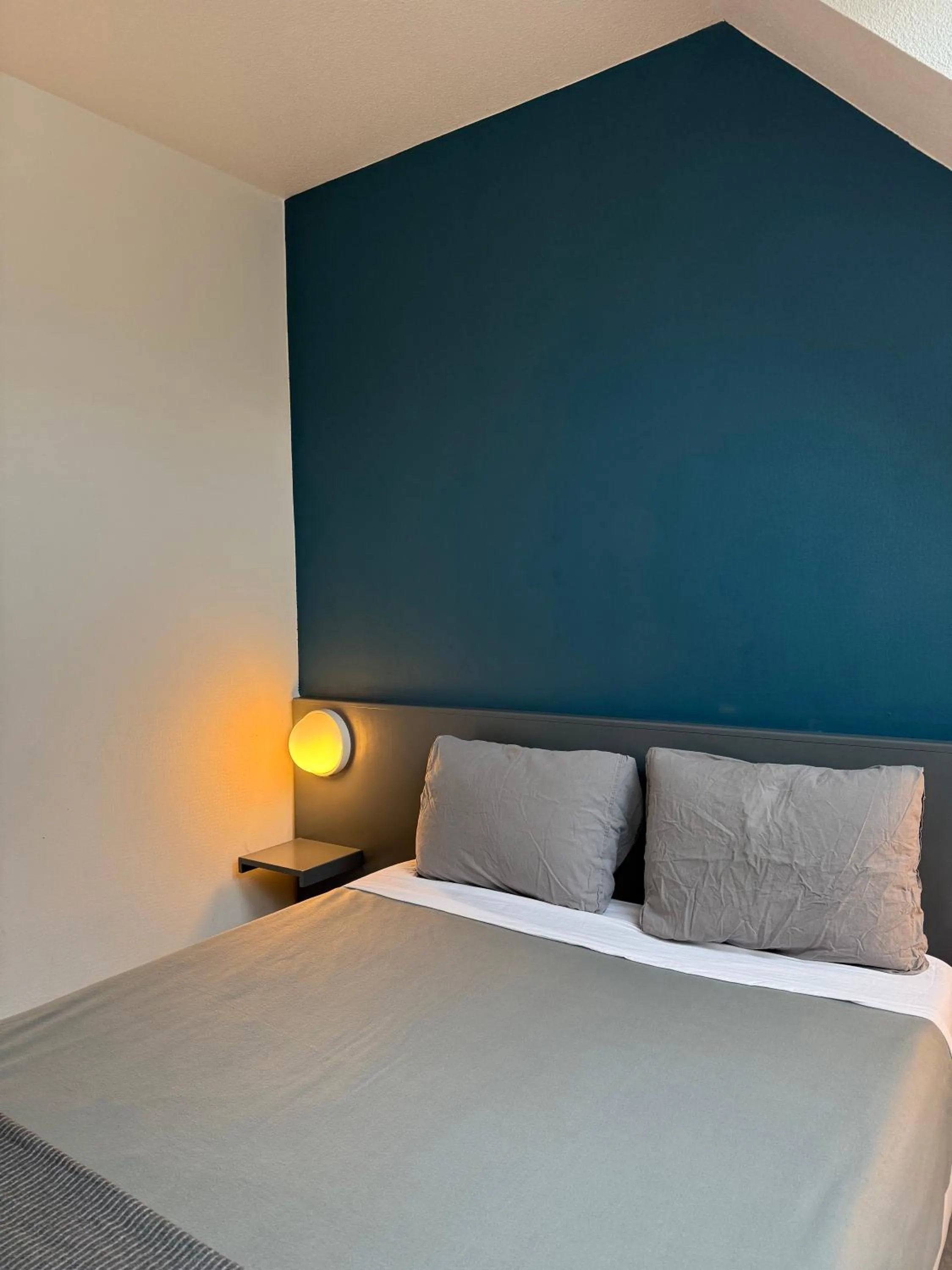 Bed in Hôtel La Nonette ASTERIX, CDG AIRPORT & PARIS CENTRE