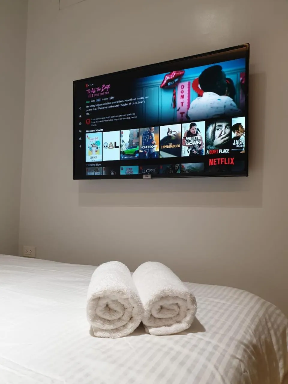 TV and multimedia, Bed in Radlett Residences Hotel - Tuguegarao