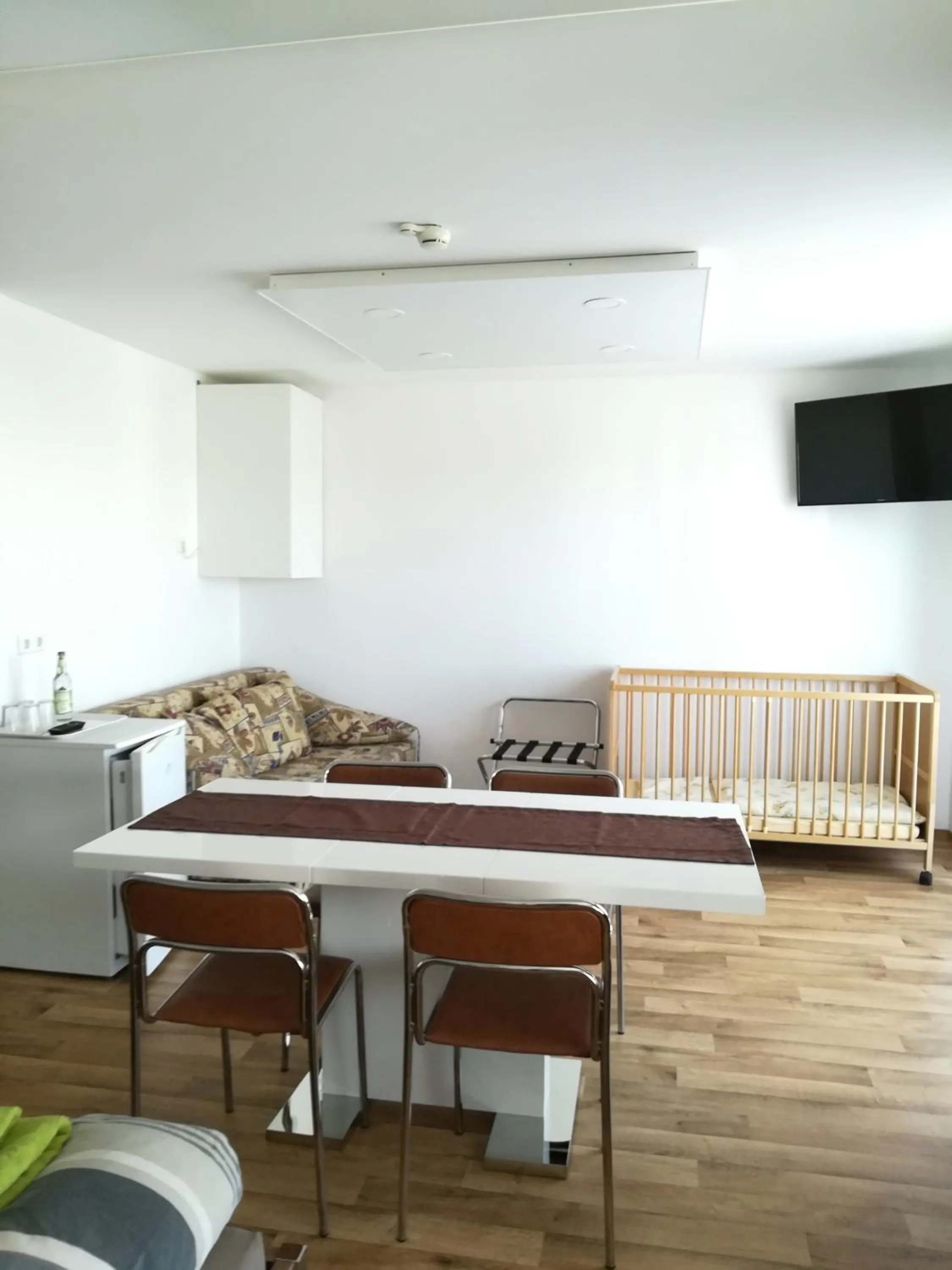 Staff, Bed in Jura Hotel