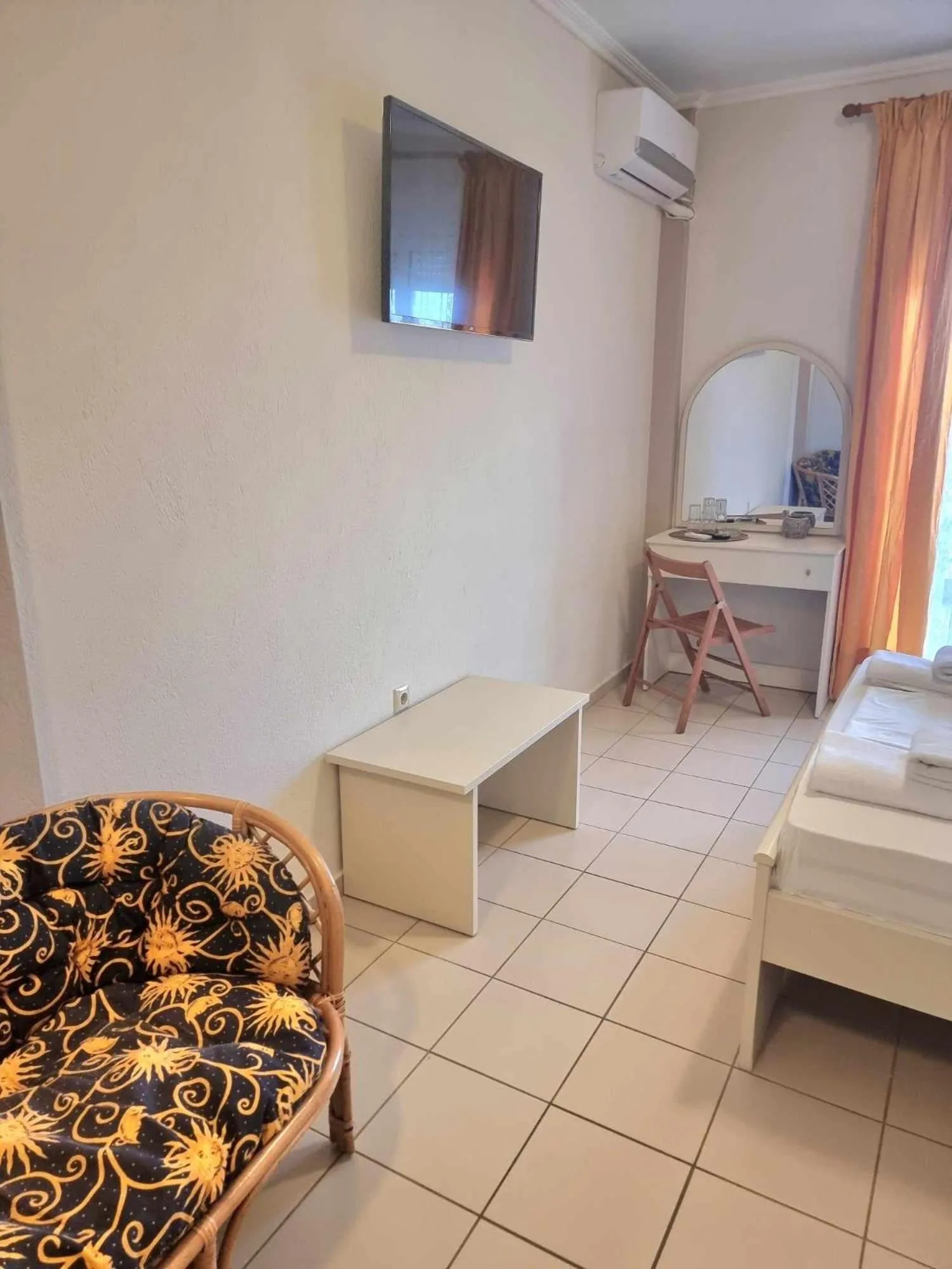 Photo of the whole room, Bed in Hotel Nautilos