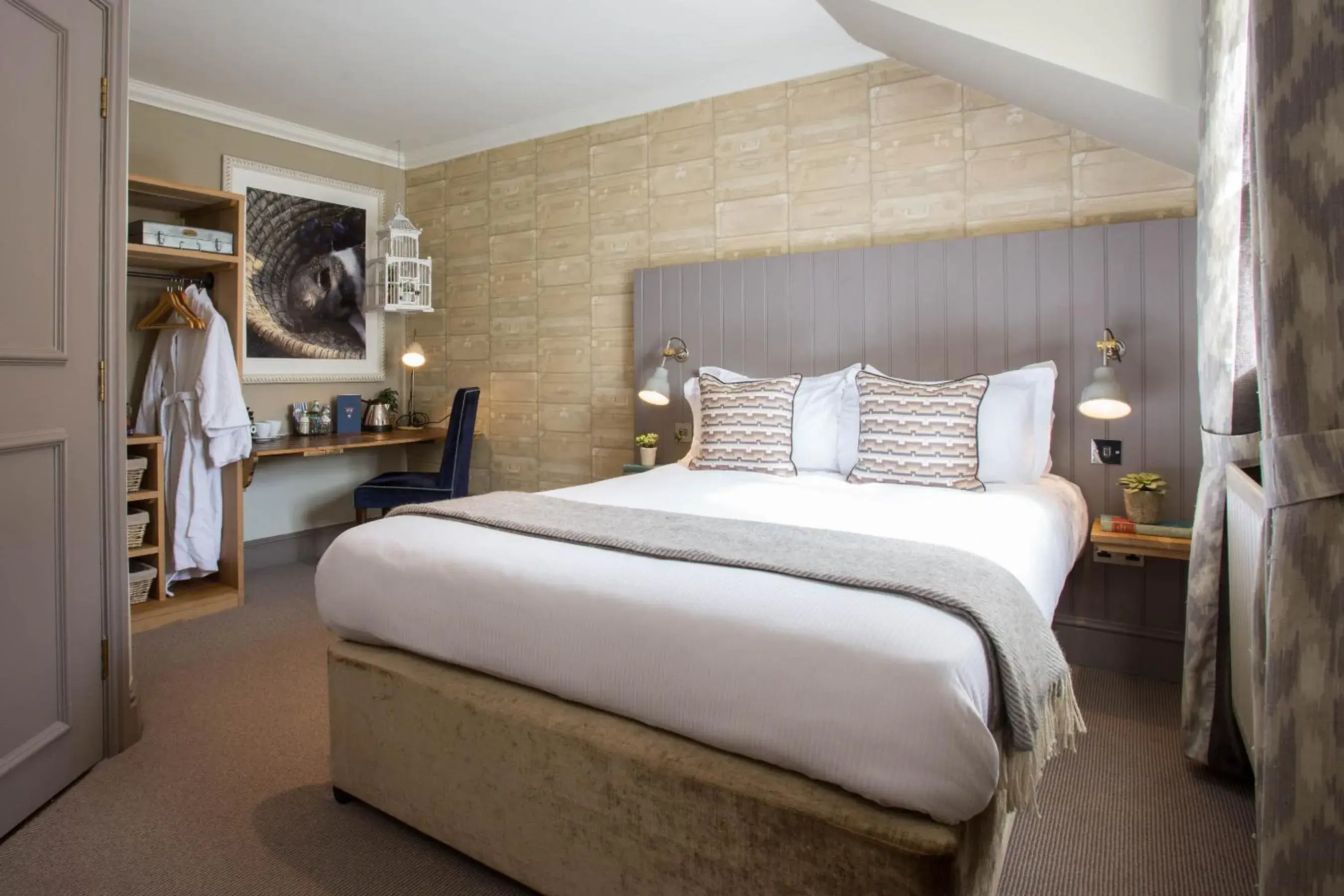 Deluxe Double Room - single occupancy in The Curious Pig in the Parlour Deluxe Double Room - single occupancy in The Curious Pig in the Parlour