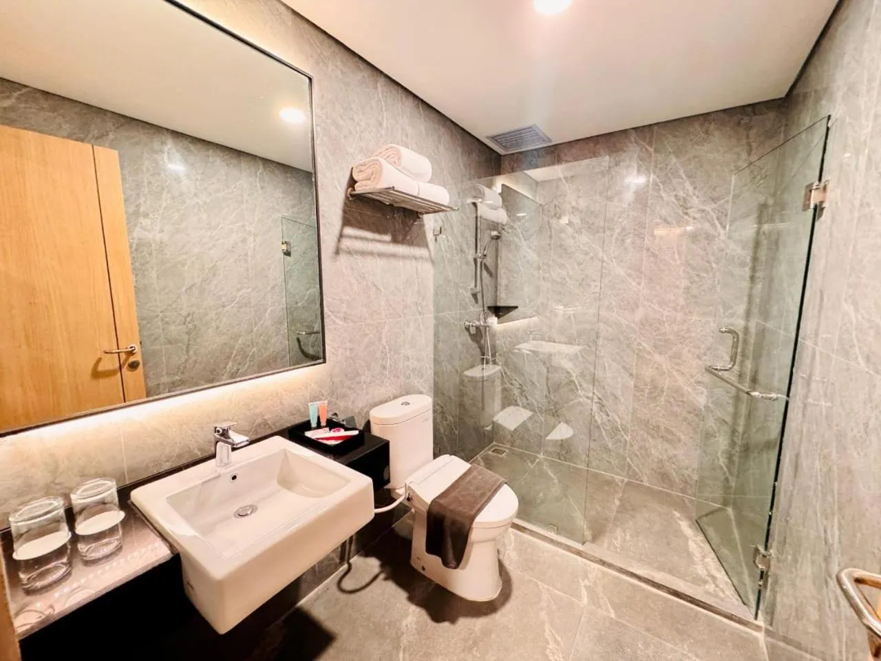 Shower in Orchardz Hotel Industri Jakarta Kemayoran
