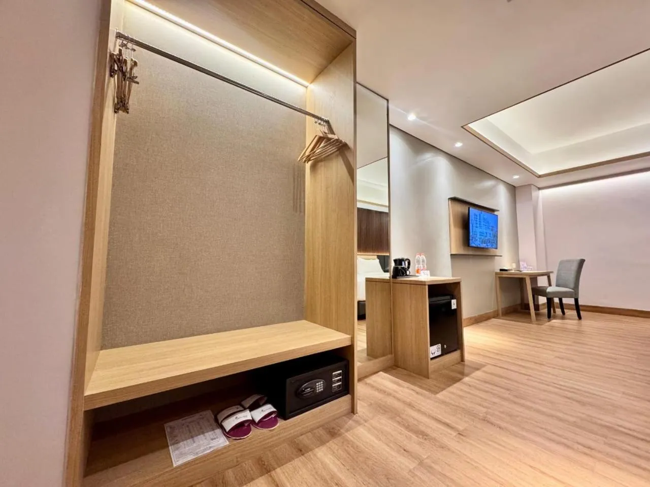 wardrobe in Orchardz Hotel Industri Jakarta Kemayoran