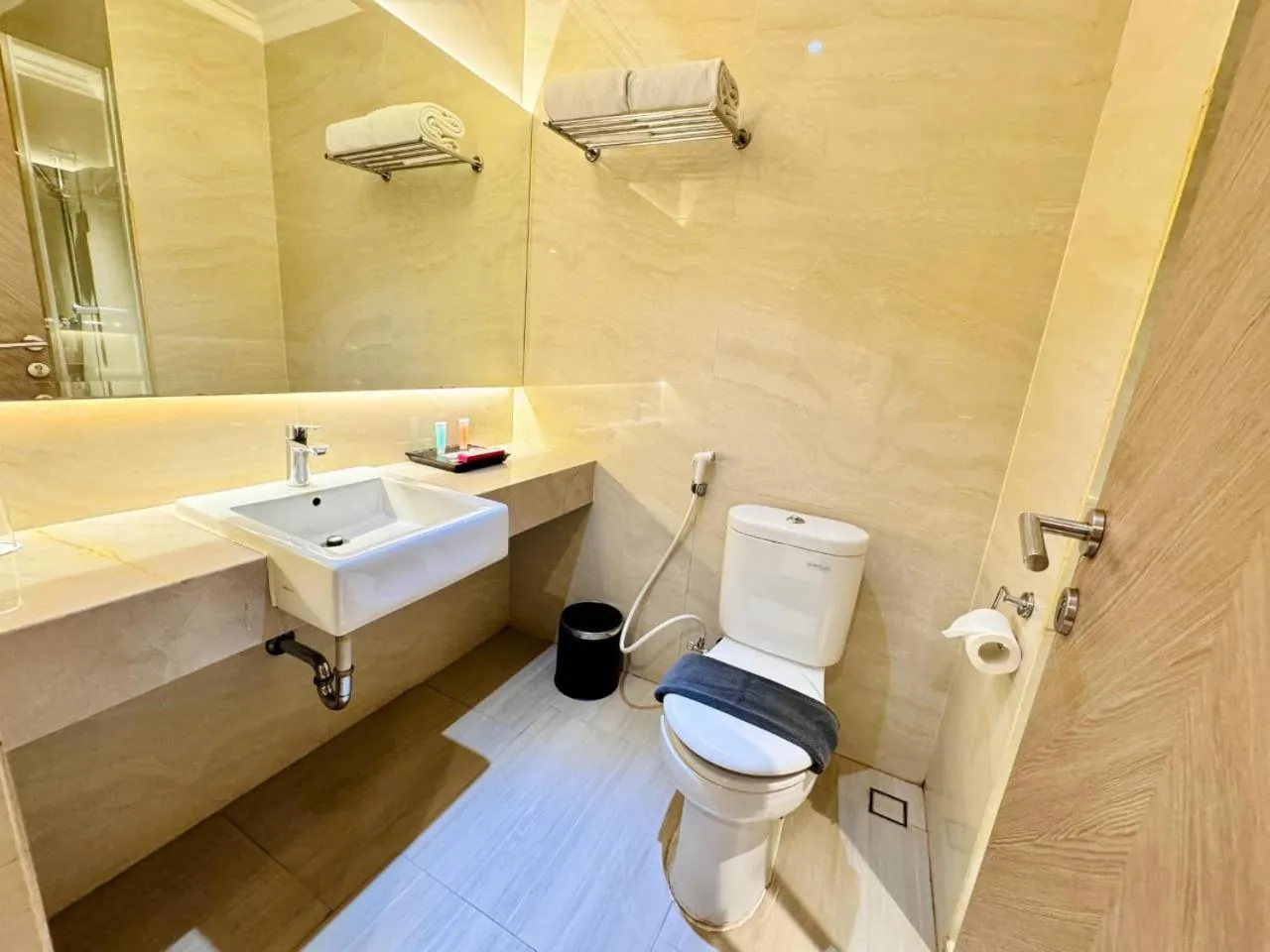 Shower in Orchardz Hotel Industri Jakarta Kemayoran