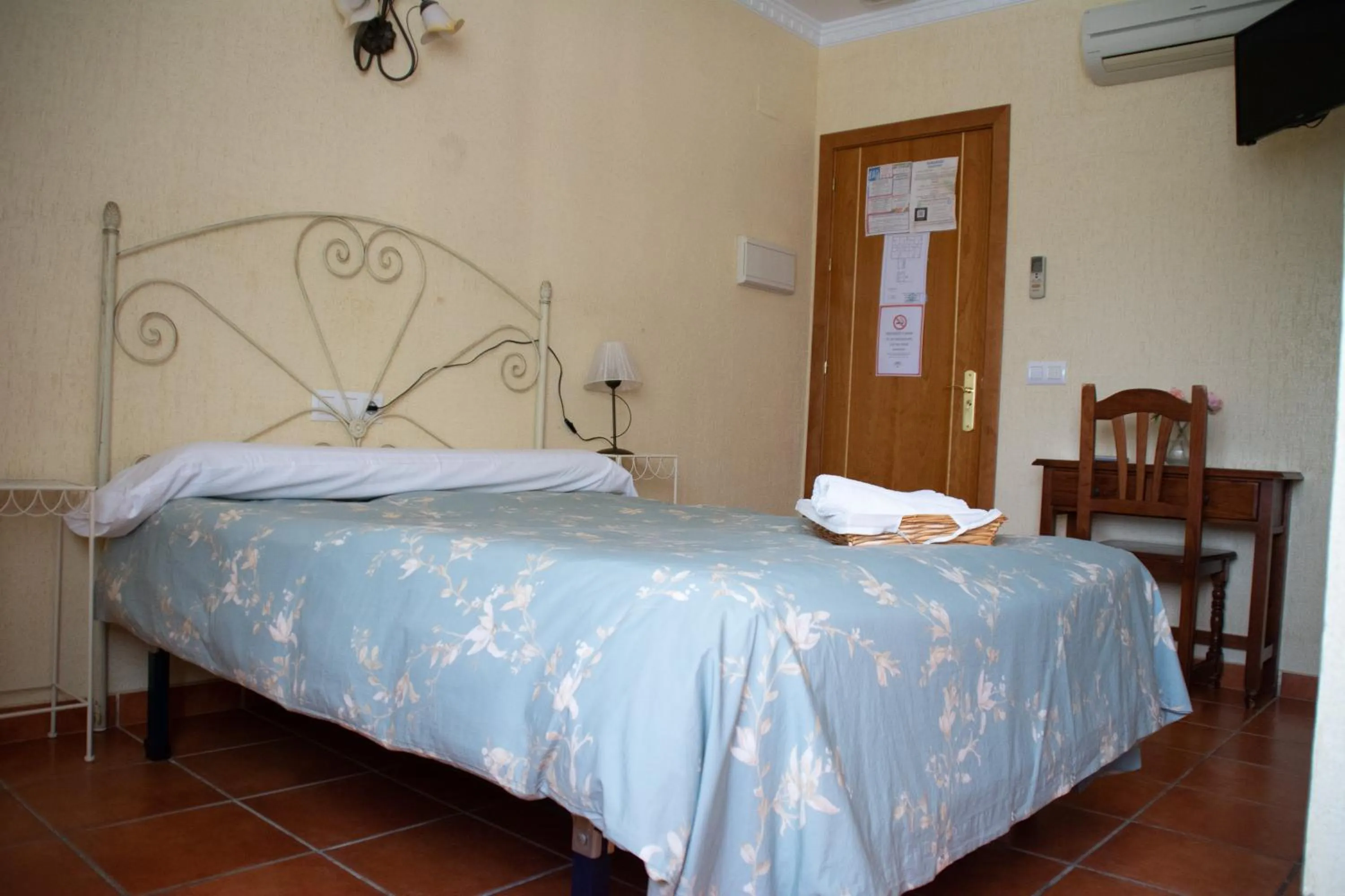 Bed in Hostal Rural La Plata Parking Incluido
