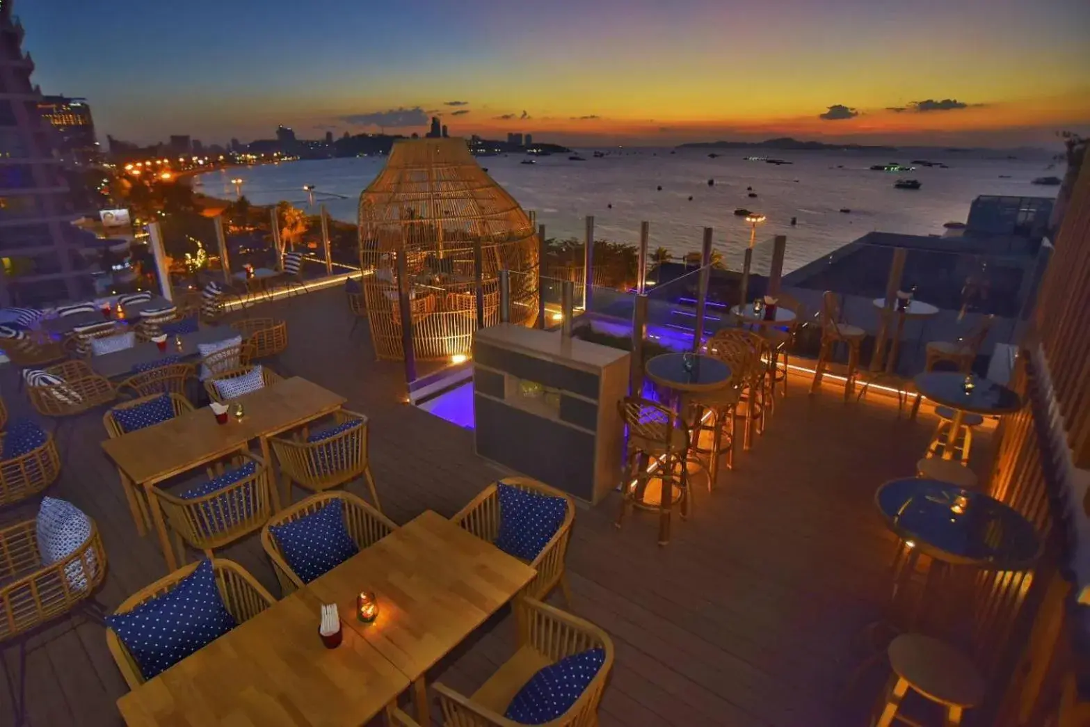 Lounge or bar, Restaurant/Places to Eat in Pattaya Sea View Hotel - SHA Extra Plus