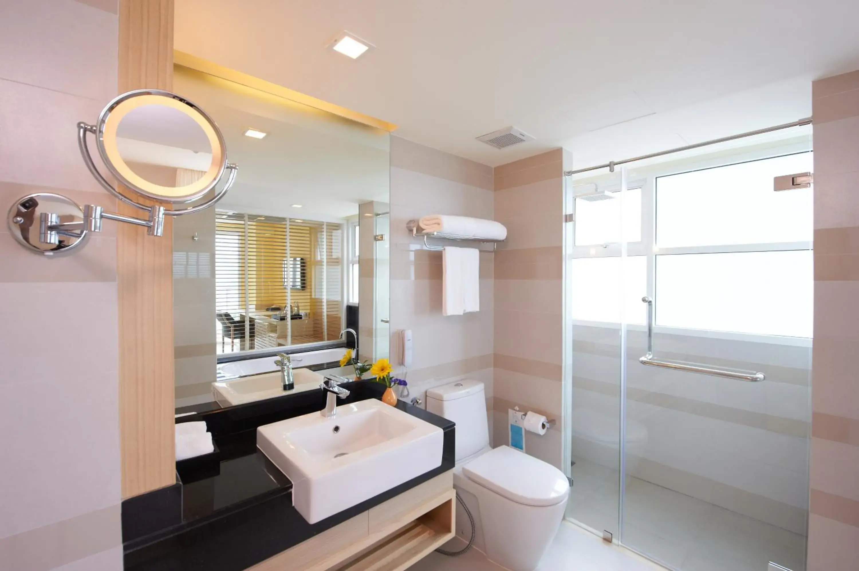 Shower, Bathroom in Pattaya Sea View Hotel - SHA Extra Plus