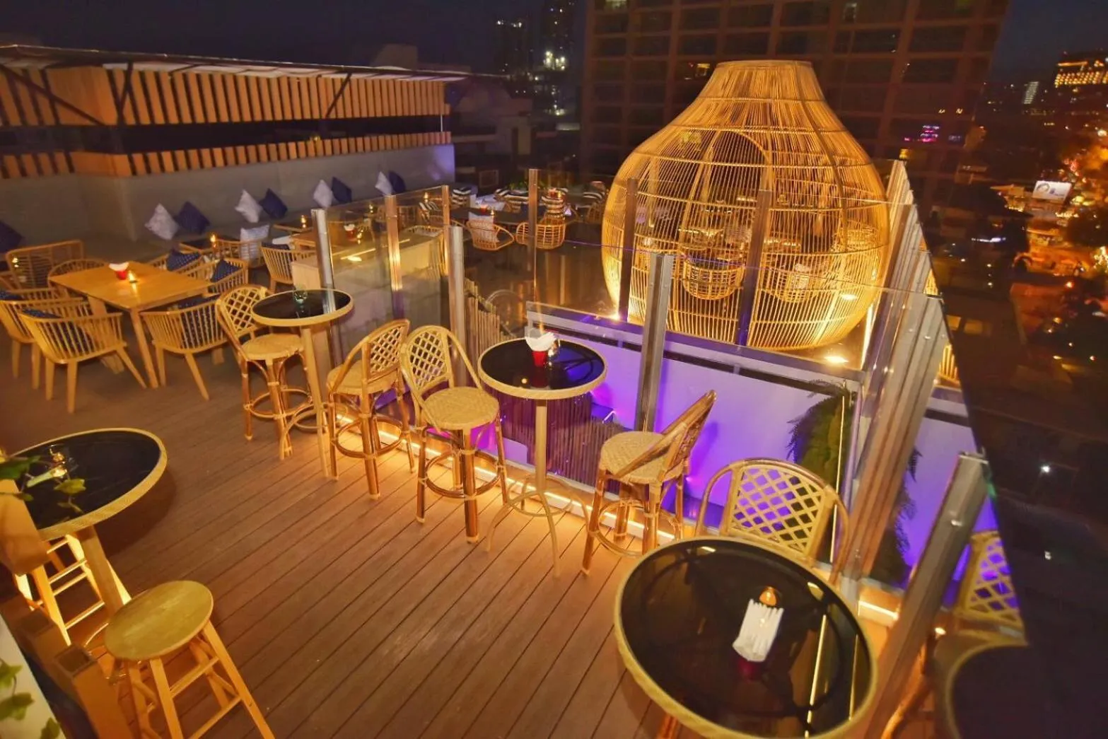 Lounge or bar in Pattaya Sea View Hotel - SHA Extra Plus