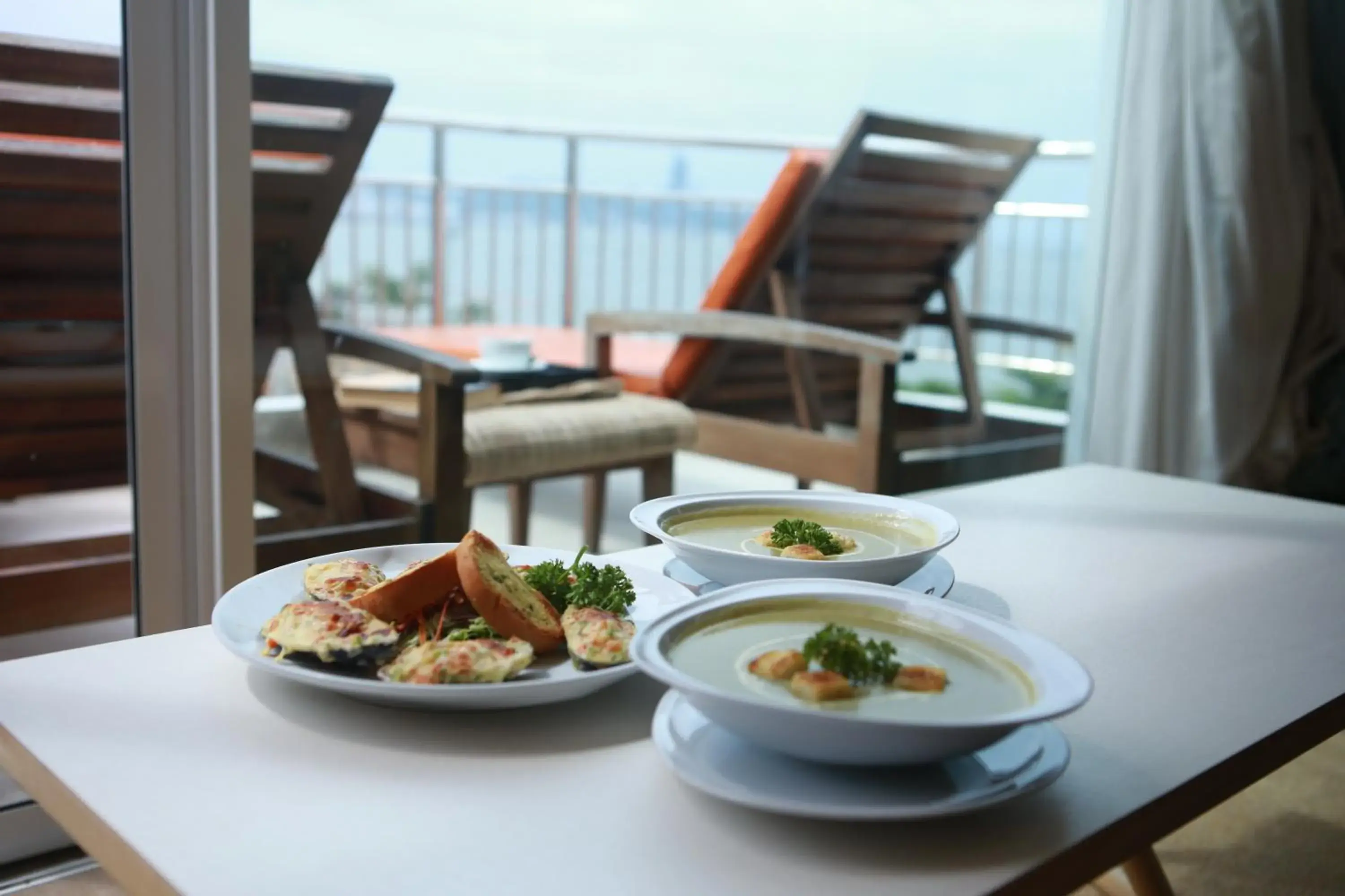 Balcony/Terrace, Lunch and Dinner in Pattaya Sea View Hotel - SHA Extra Plus