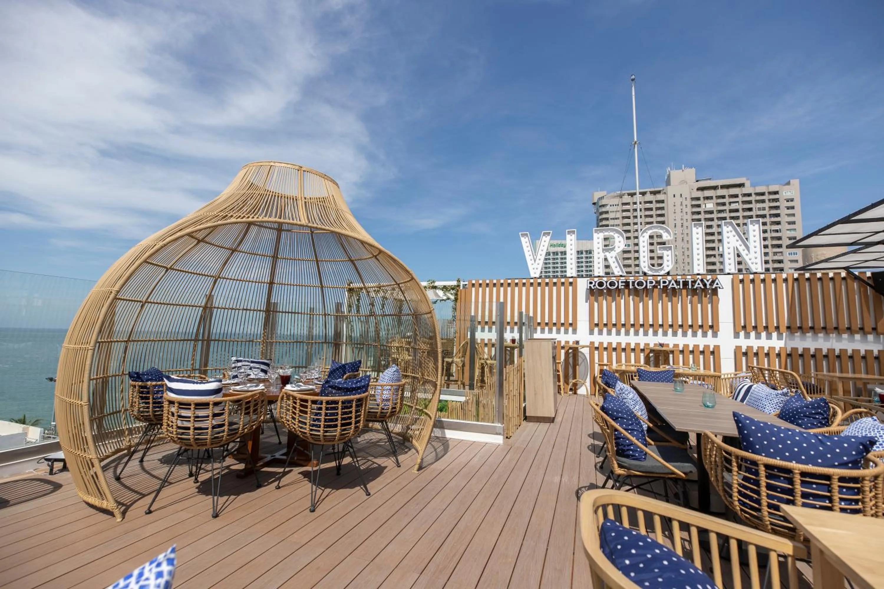 Evening entertainment in Pattaya Sea View Hotel - SHA Extra Plus