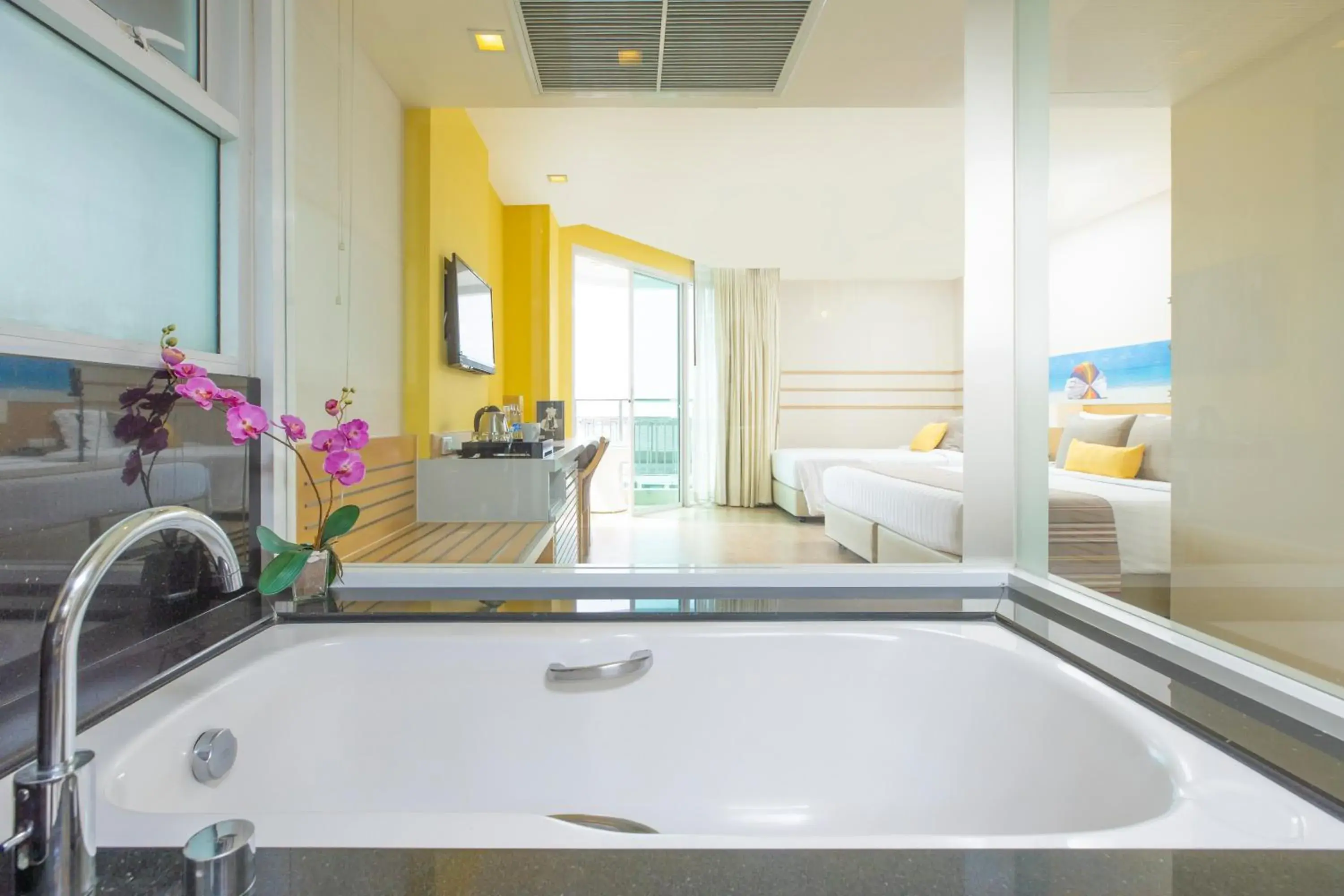 Bathroom, Kitchen/Kitchenette in Pattaya Sea View Hotel - SHA Extra Plus