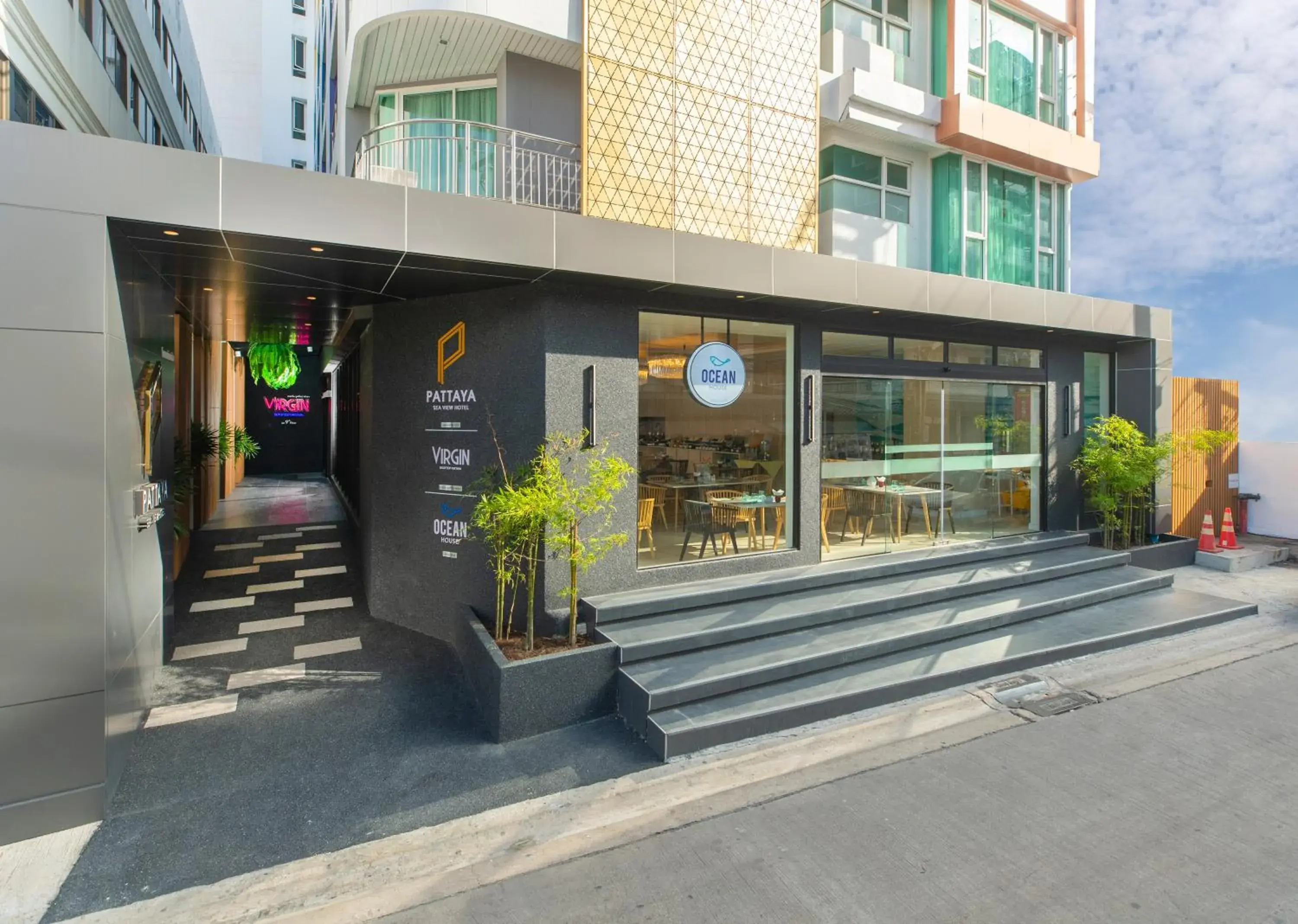 Facade/entrance in Pattaya Sea View Hotel - SHA Extra Plus