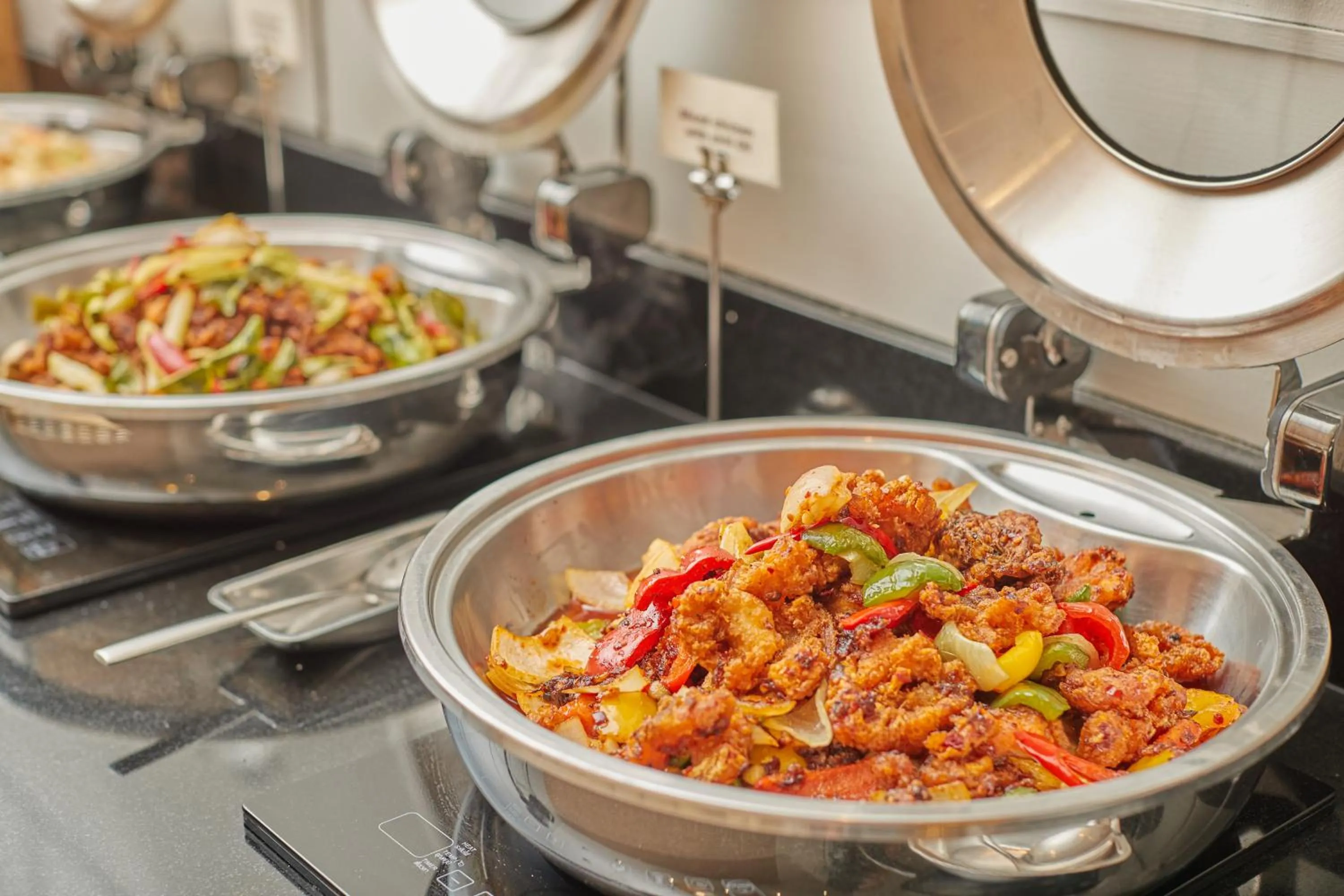 Food and drinks in Pattaya Sea View Hotel - SHA Extra Plus